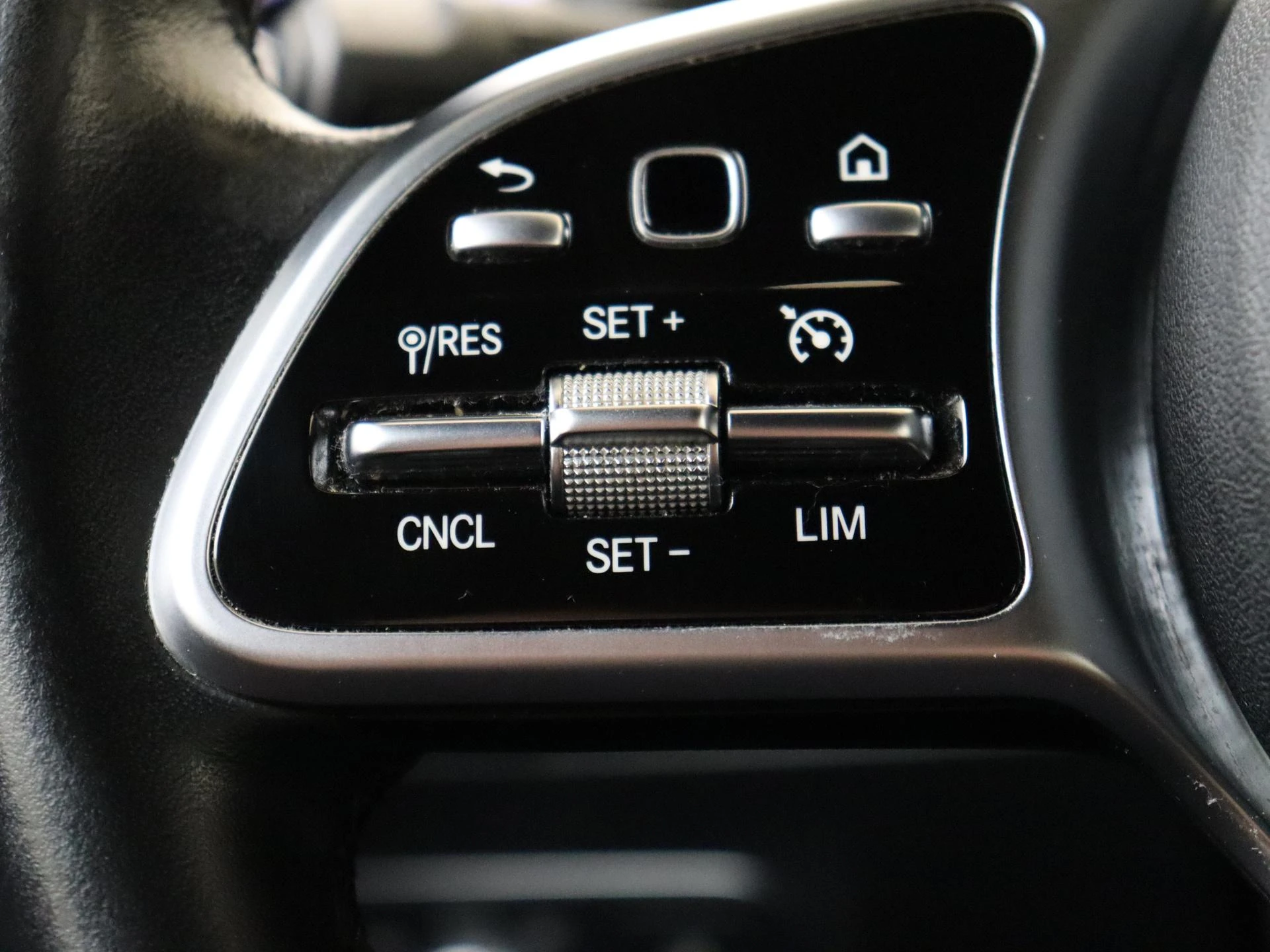 Mercedes-Benz-EQA-image-11