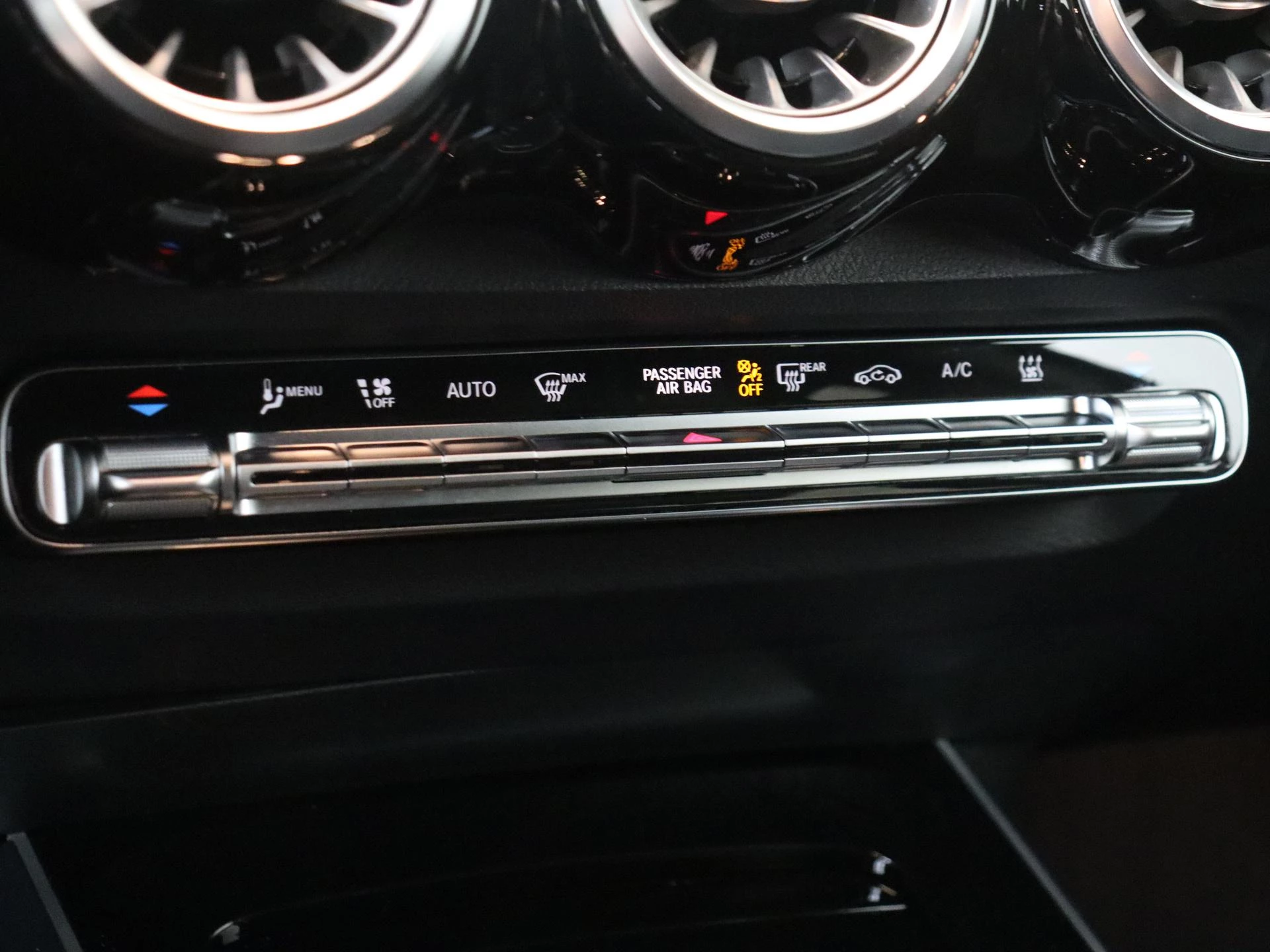 Mercedes-Benz-EQB-image-20