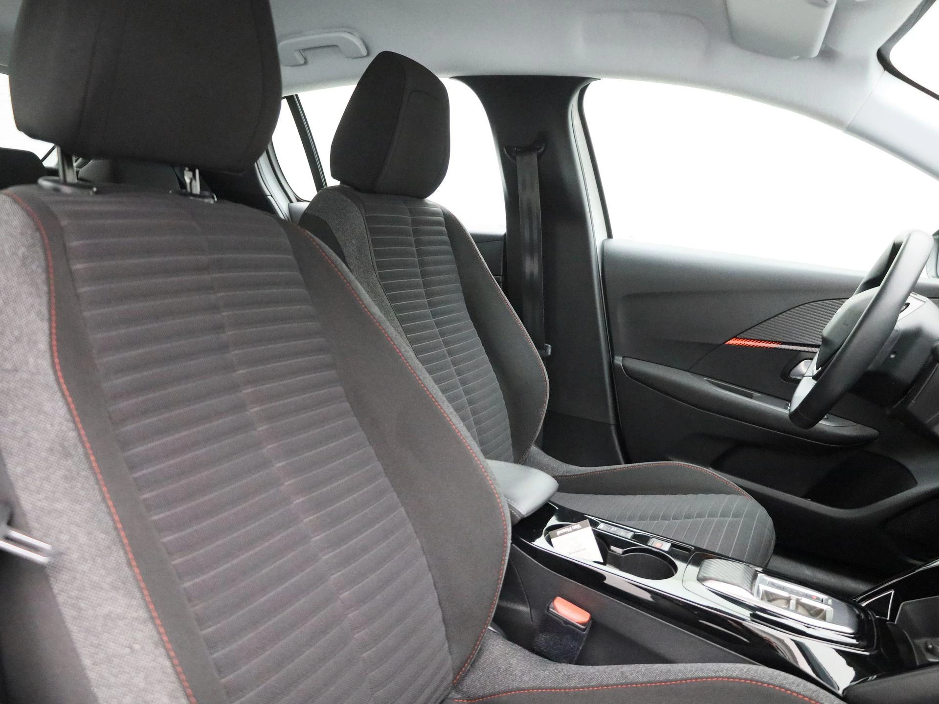 Peugeot-e-208-image-29