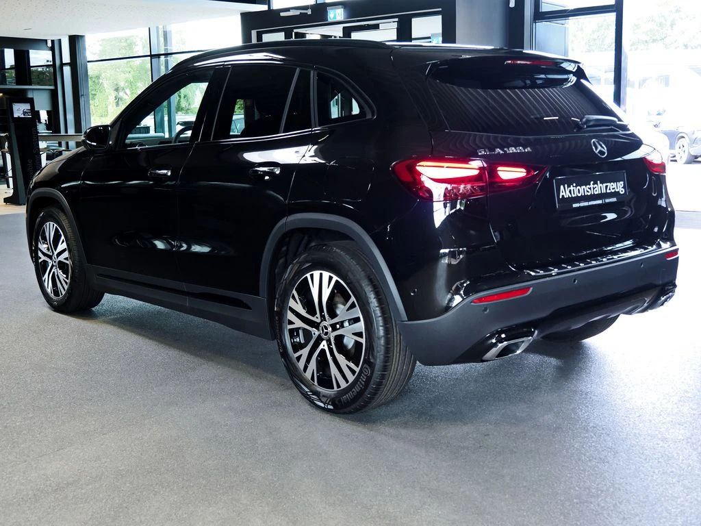 Mercedes-Benz-GLA 180 d-image-4