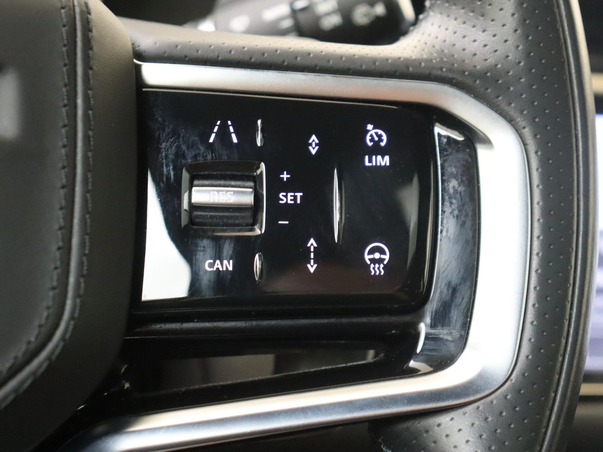 Land Rover-Range Rover Evoque-image-12