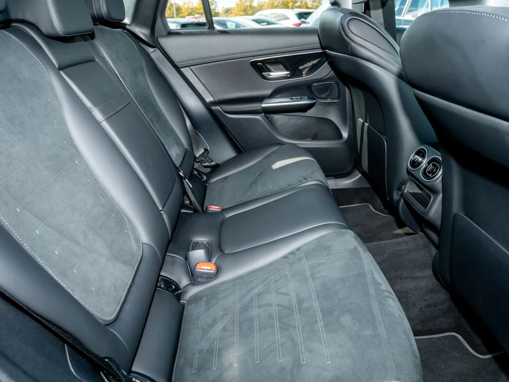 Mercedes-Benz-GLC 300 d-image-12