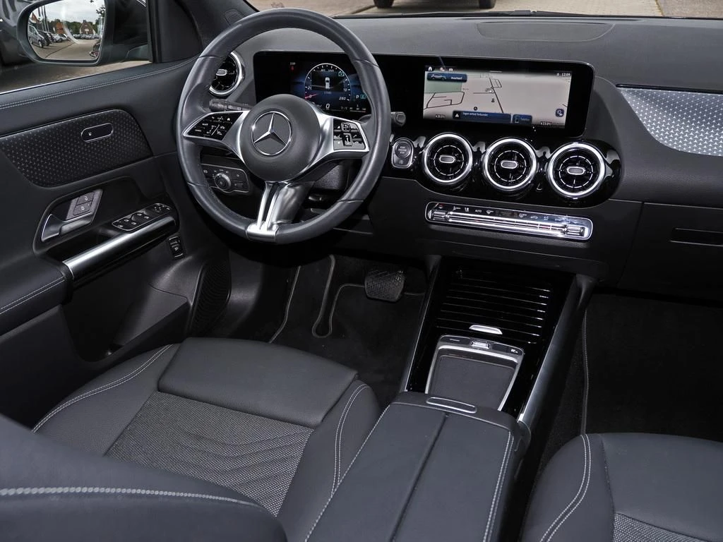 Mercedes-Benz-GLA 200 d-image-9