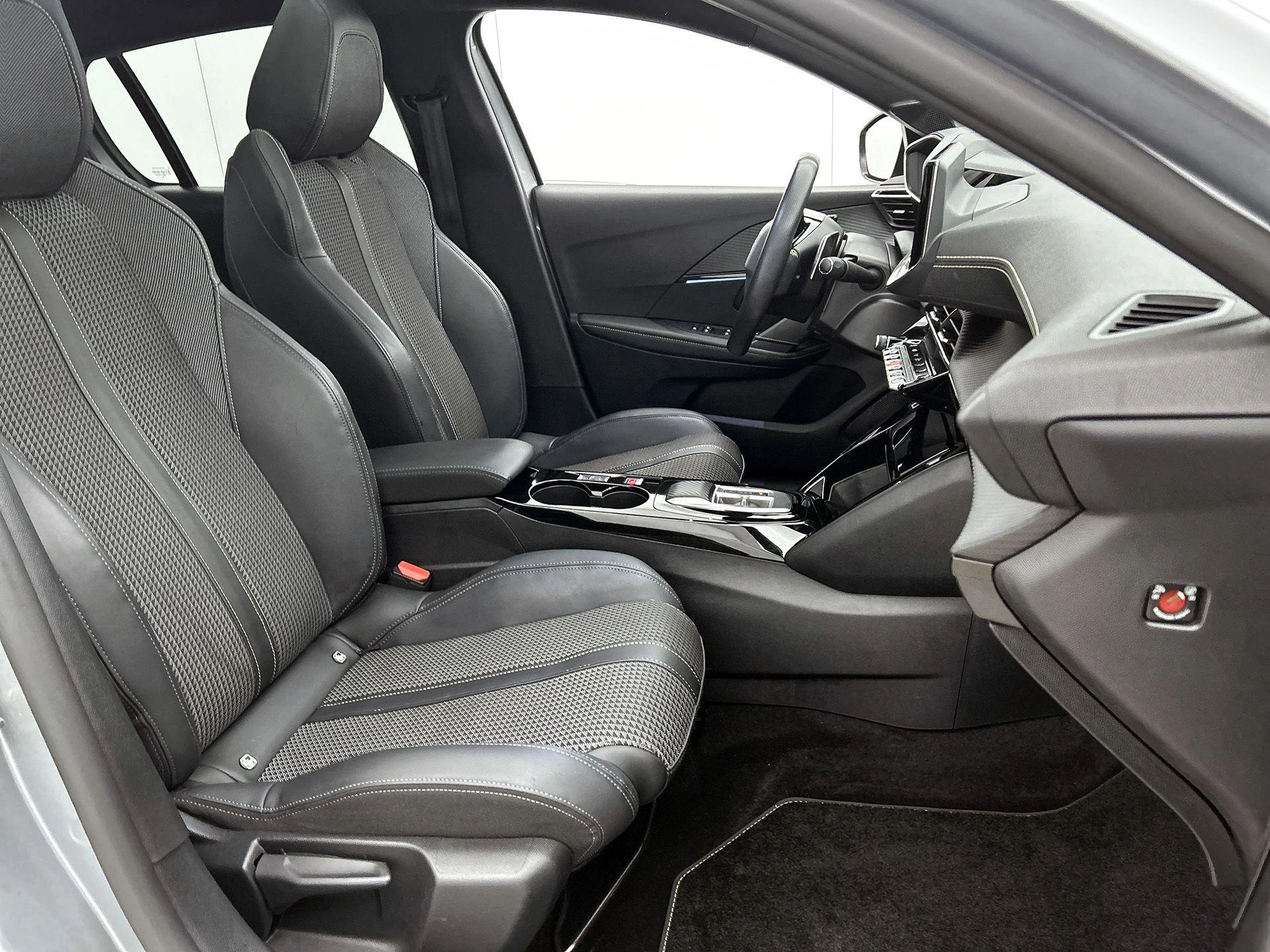 Peugeot-208-image-40