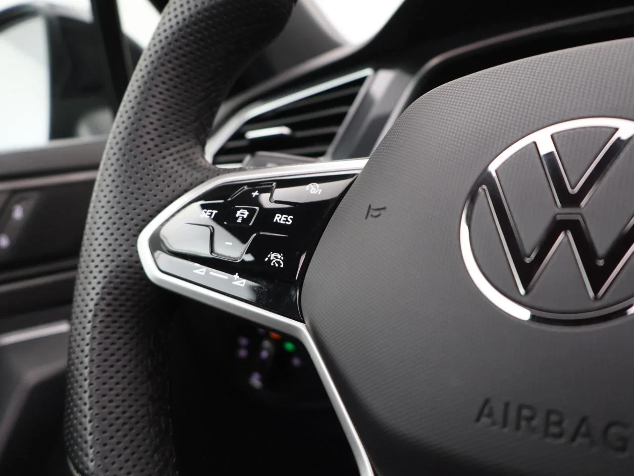Volkswagen Tiguan eHybrid (PHEV) Tiguan eHybrid 1.4PHEV R-Line Business Premium 150PK *AUTOMAAT*PANODAK*TREKHAAK*LEDER*CAMERA*ACC*PDC*...*