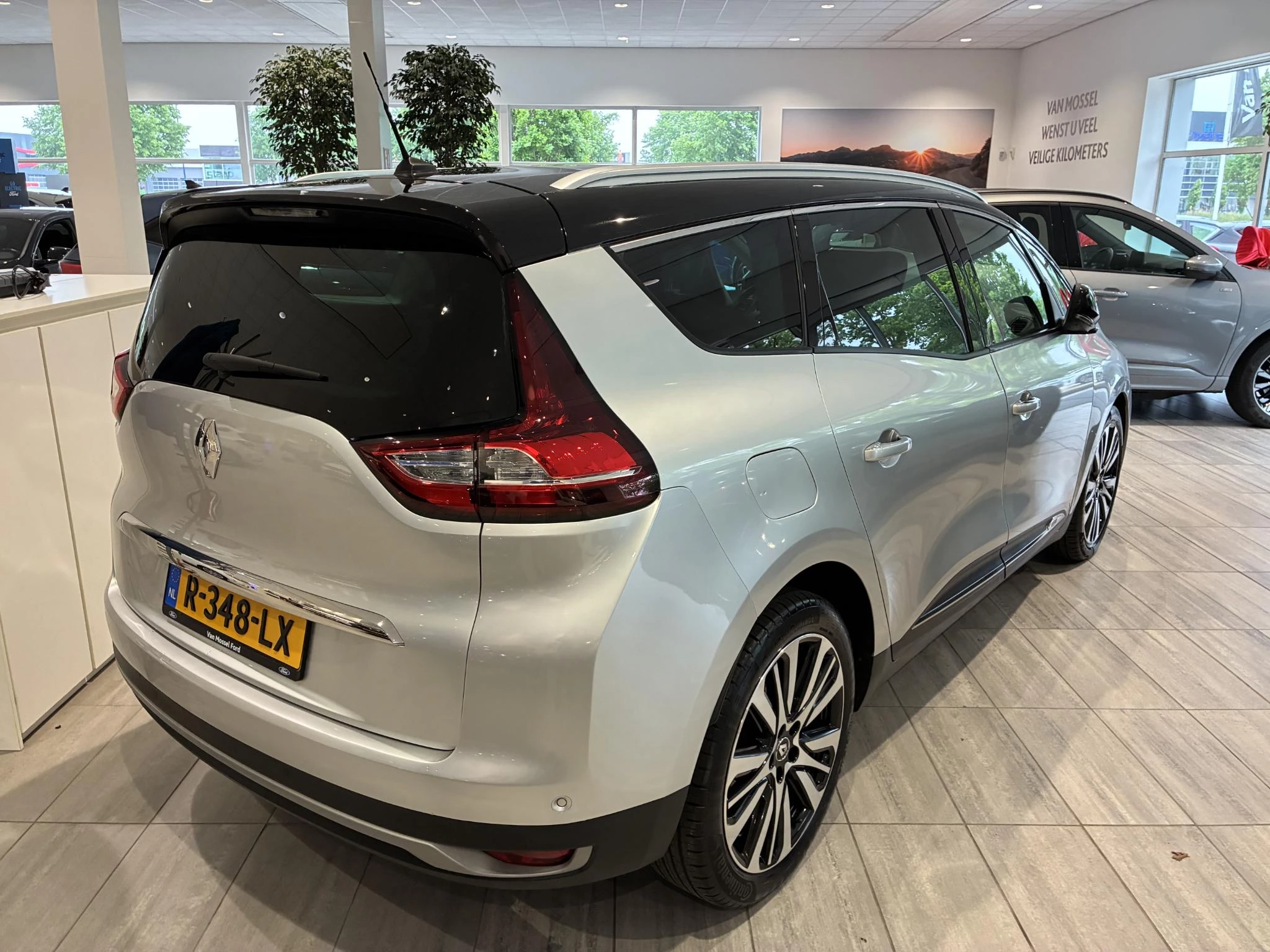 Renault-Grand Scénic-image-4