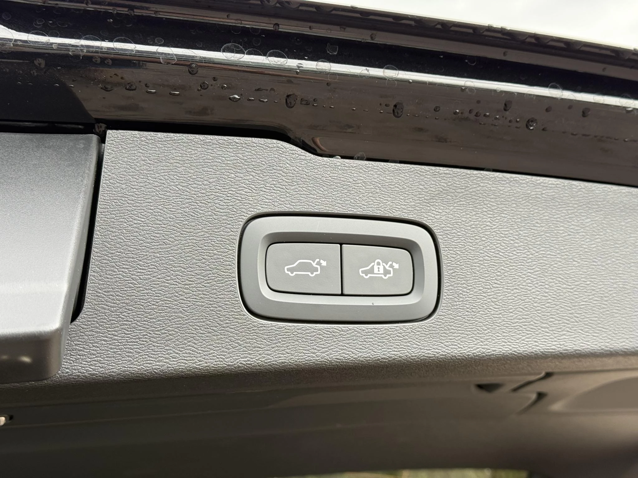 Volvo V60 T8 Plug-in hybrid AWD Ultra Dark