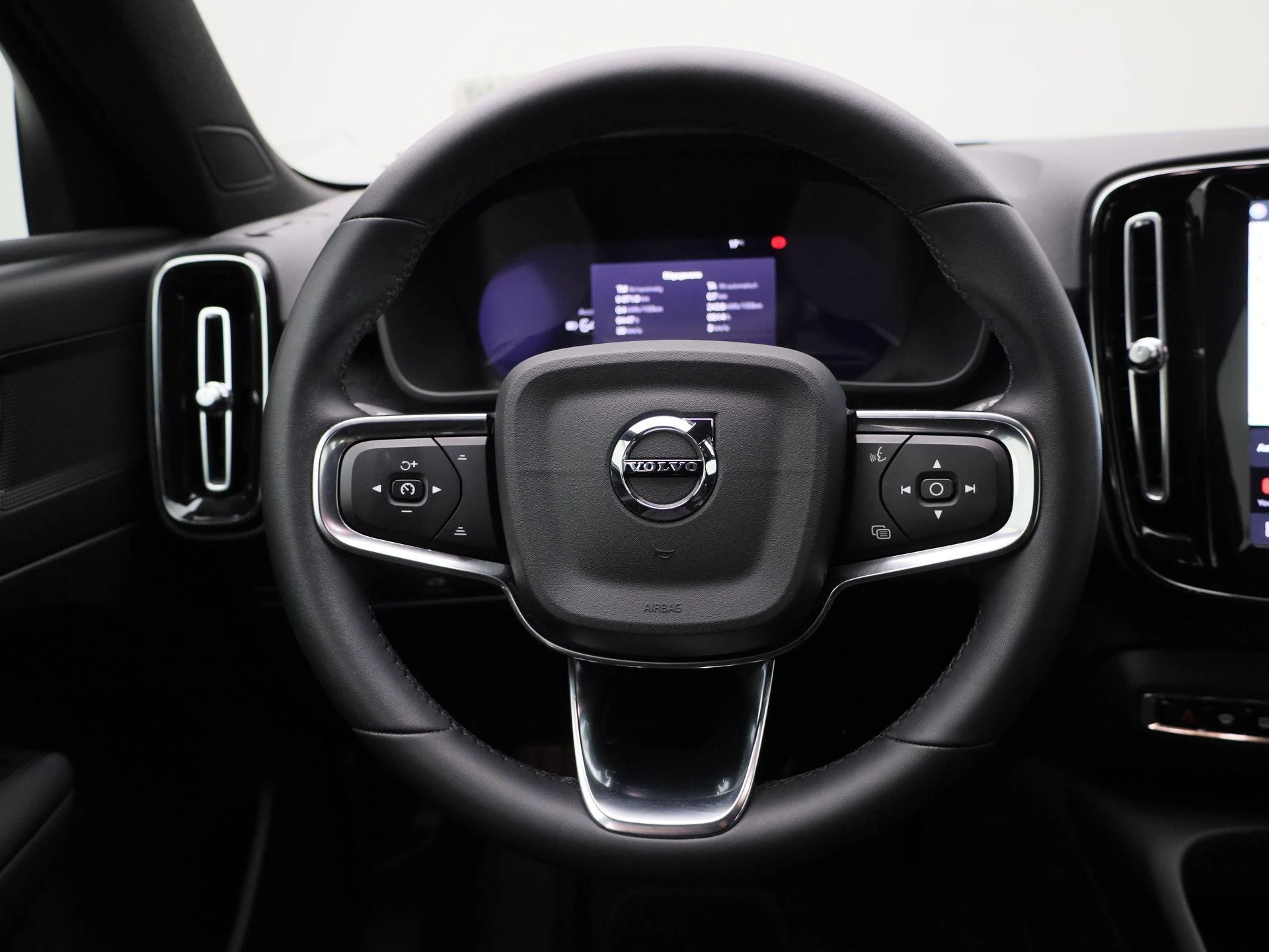 Volvo-XC40-image-2