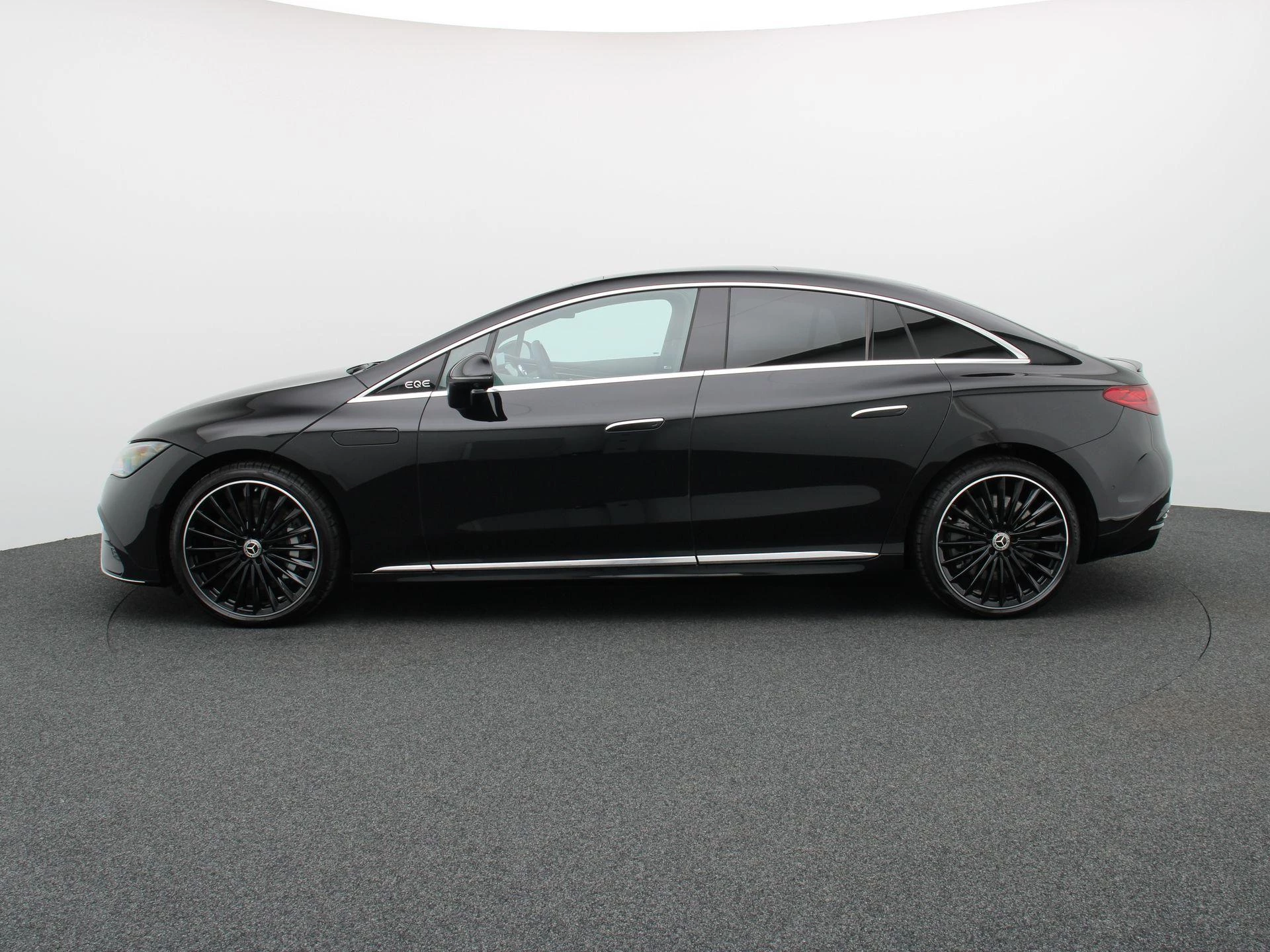 Mercedes-Benz-EQE-image-3