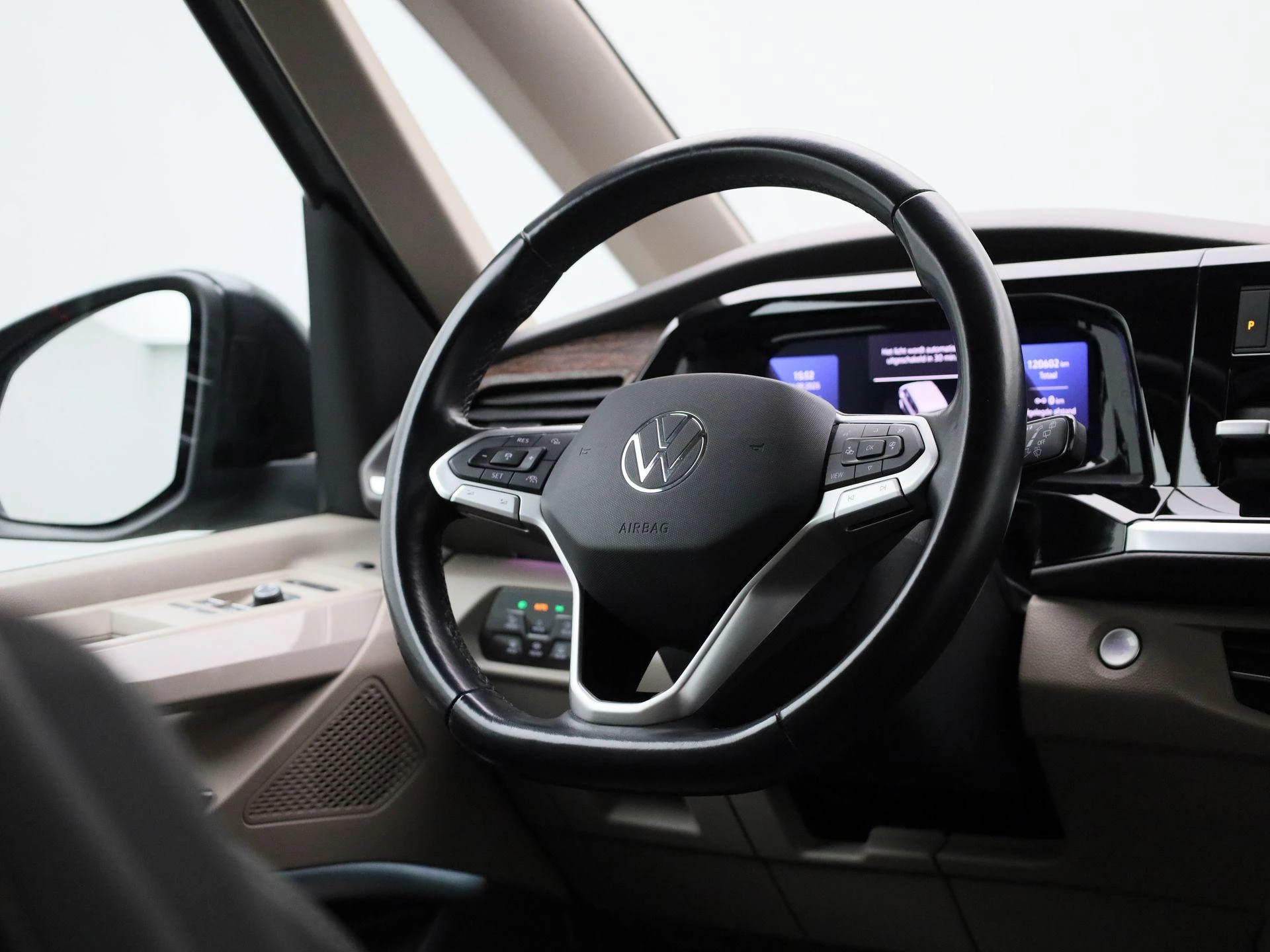 Volkswagen-Multivan-image-40