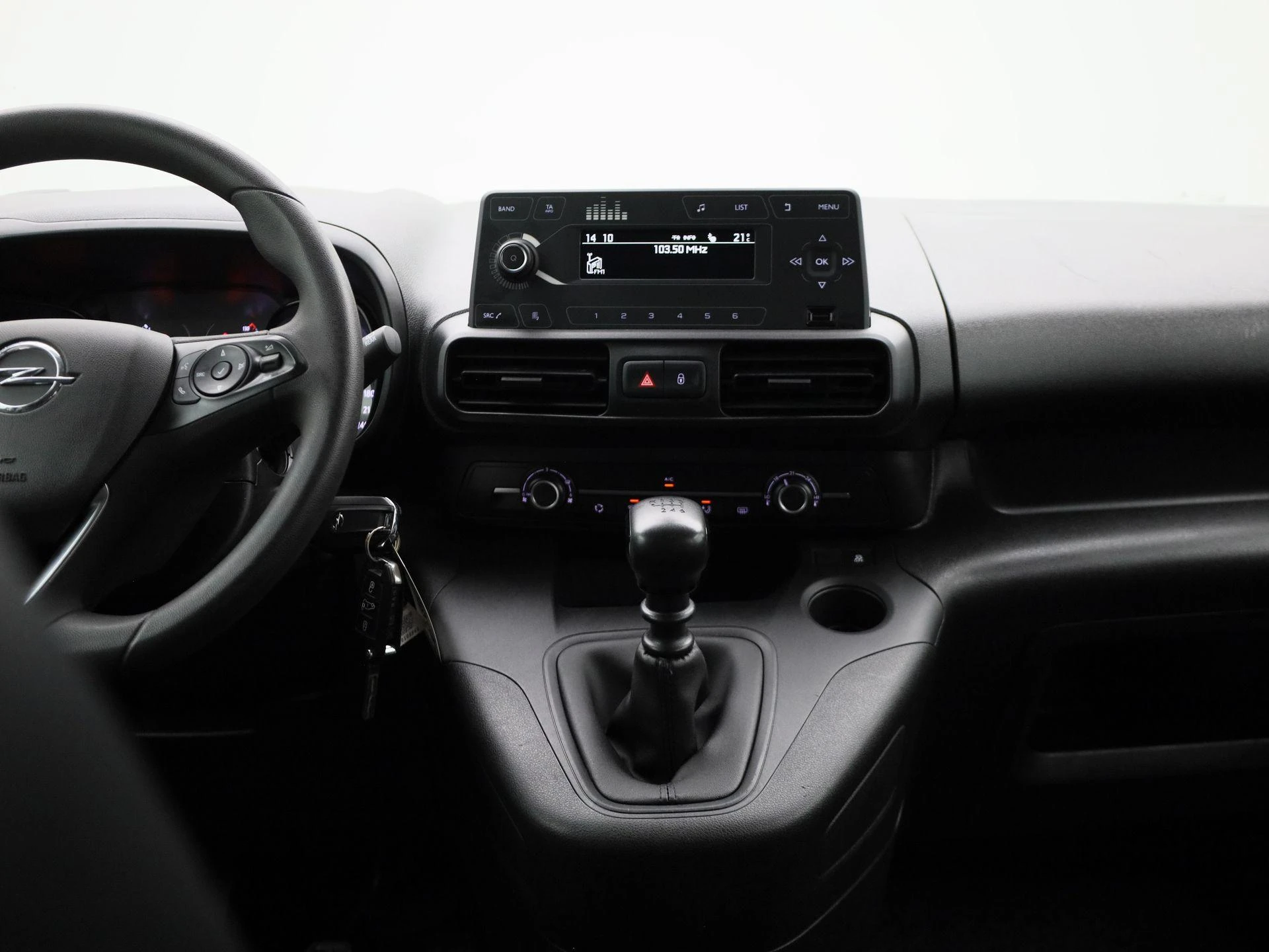 Opel-Combo Life-image-8