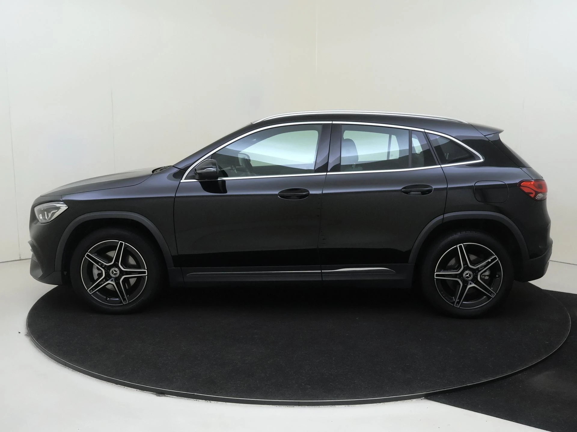 Mercedes-Benz-GLA-image-7