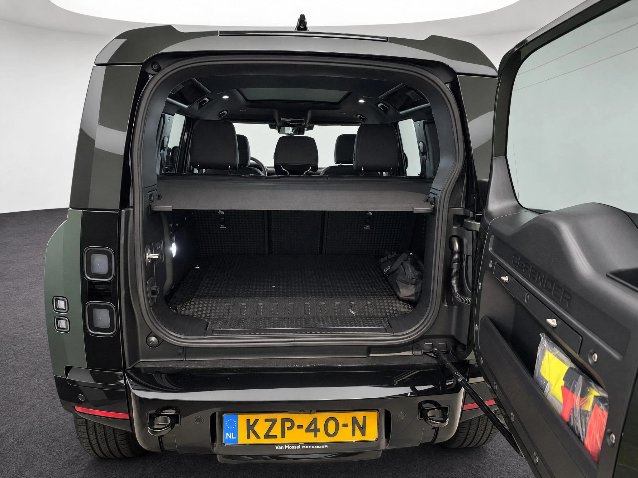 Land Rover-Defender-image-11