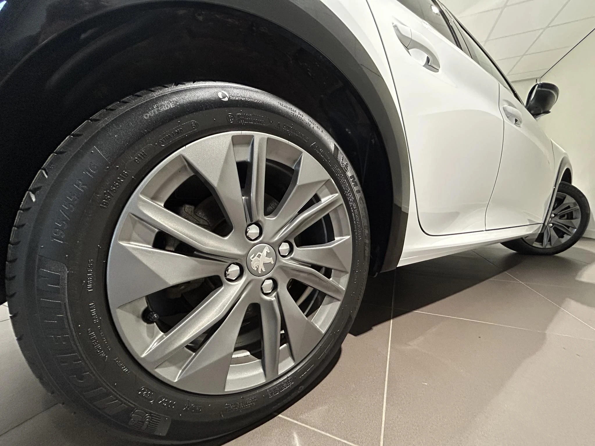 Peugeot-e-208-image-21