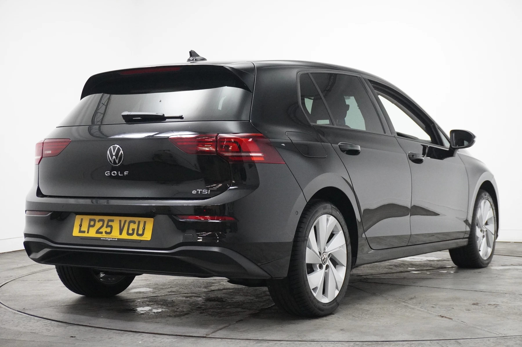 Volkswagen-Golf-image-16