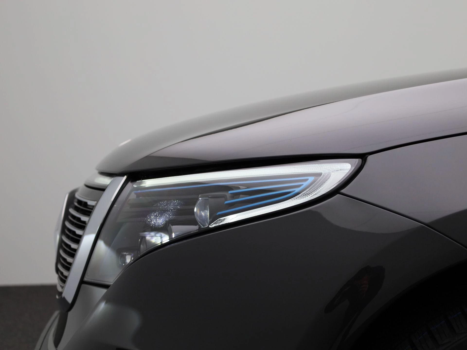 Mercedes-Benz-EQC-image-18