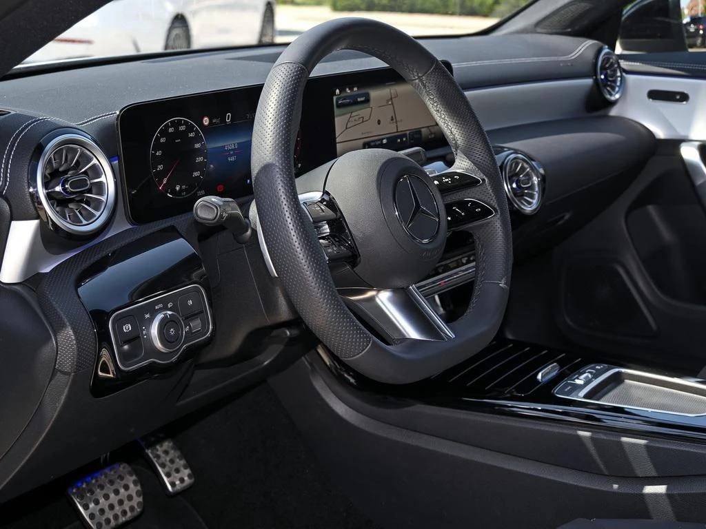 Mercedes-Benz-CLA 200-image-9