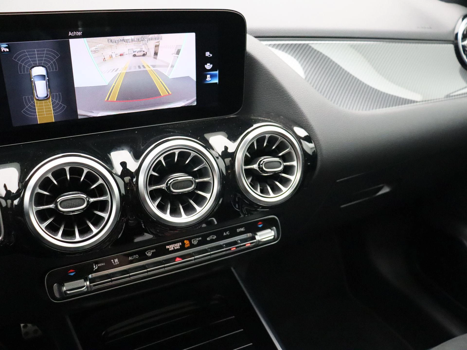 Mercedes-Benz GLA 180 AMG Line + PANO DAK + MULTIBEAM LED + KEY LESS +