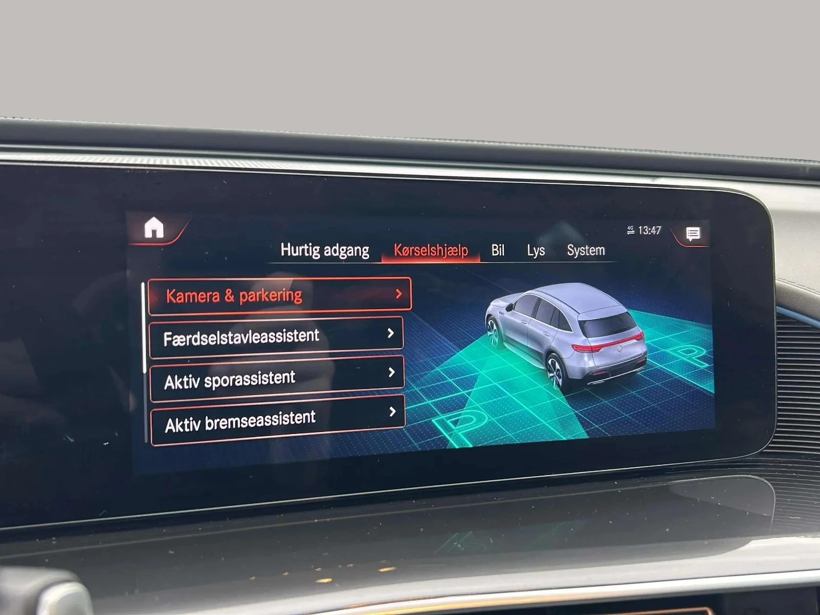 Mercedes-Benz-EQC-image-16