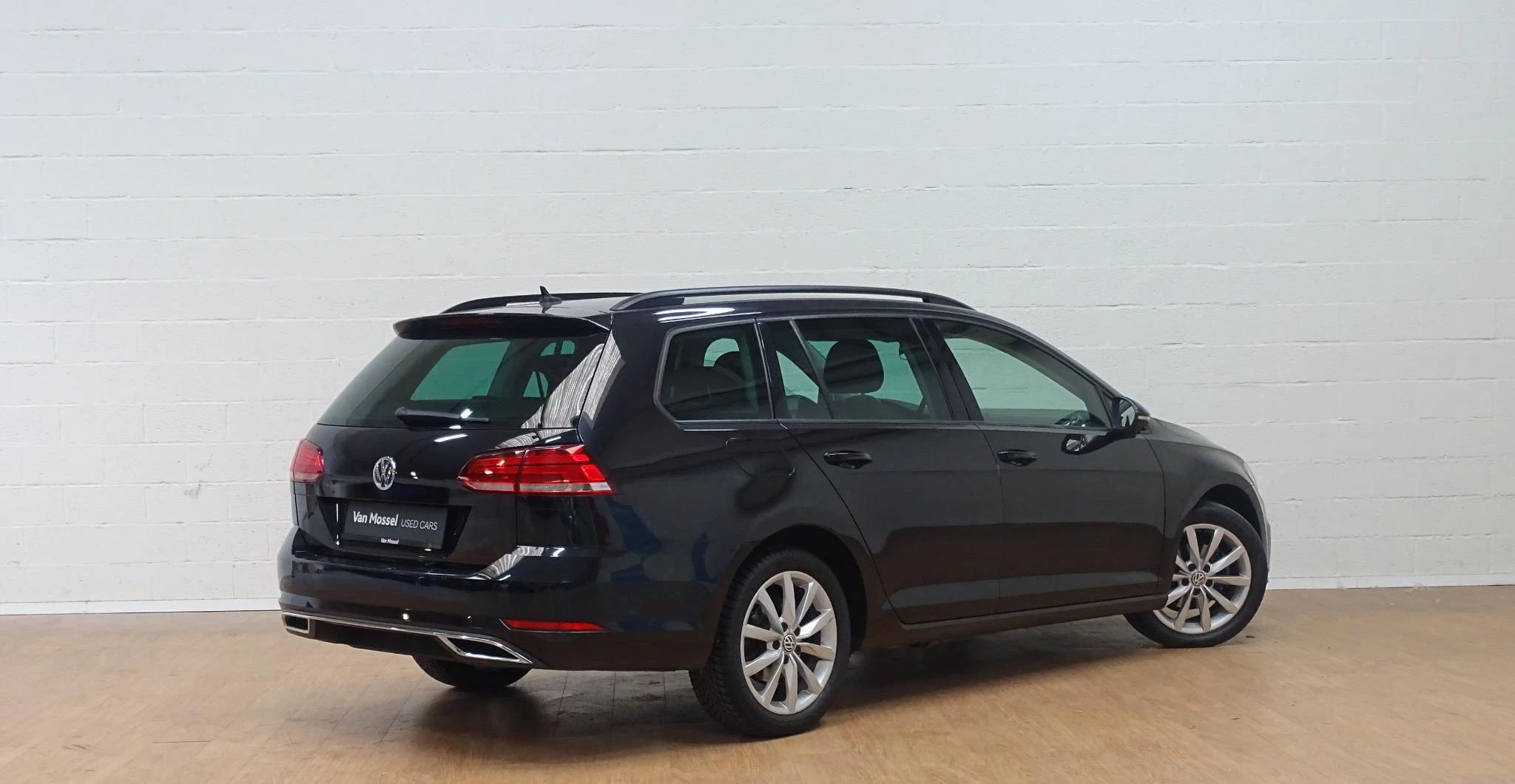 Volkswagen-Golf-image-2
