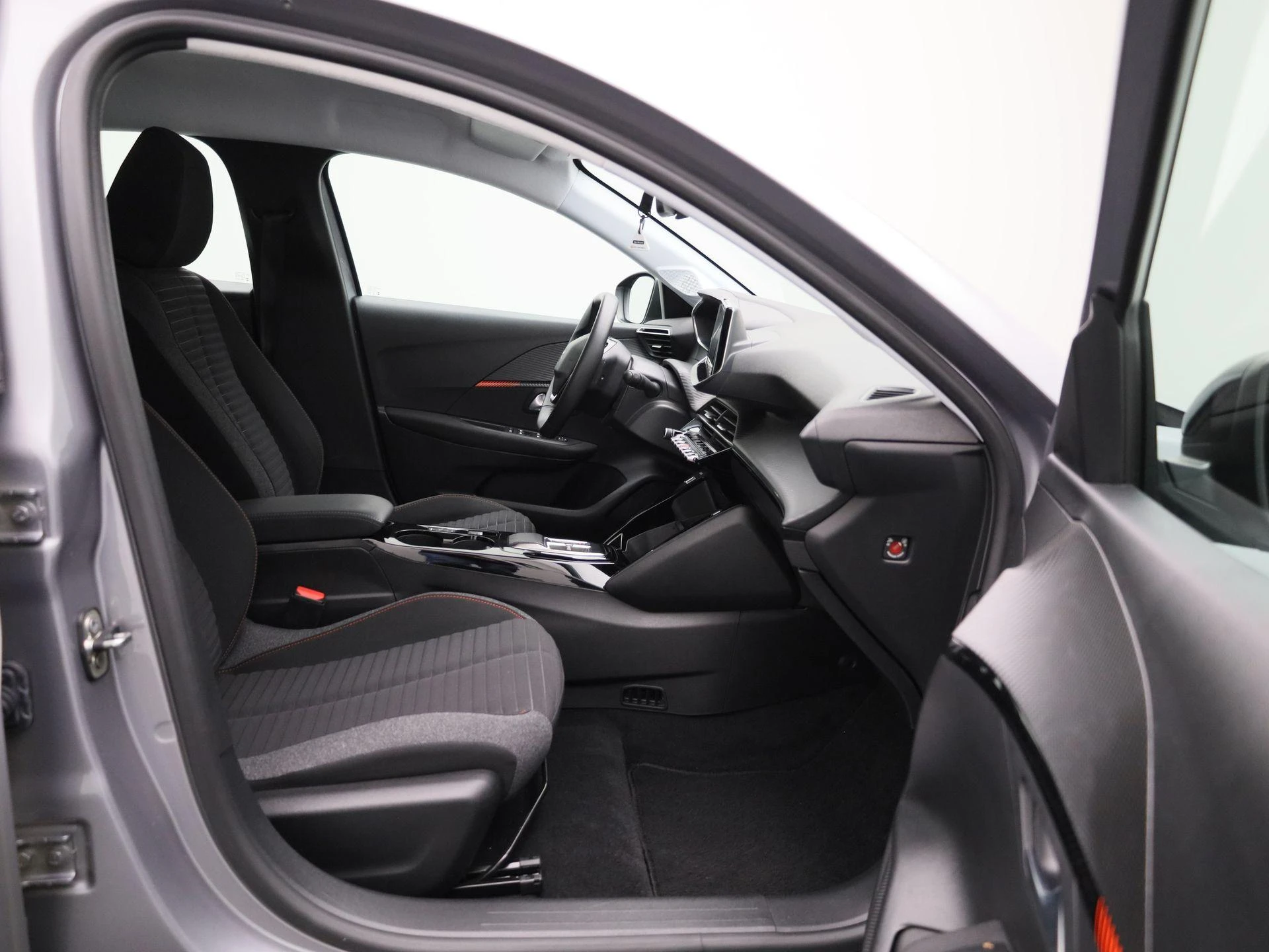 Peugeot-e-208-image-35