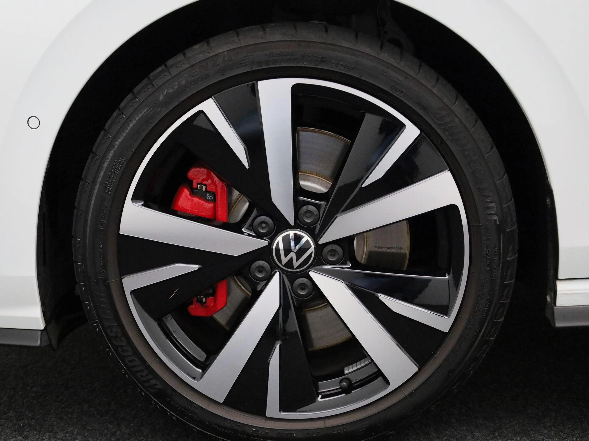 Volkswagen-Golf-image-12