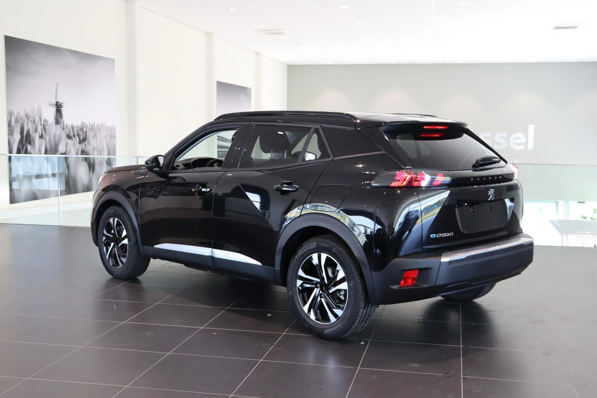 Peugeot-e-2008-image-4