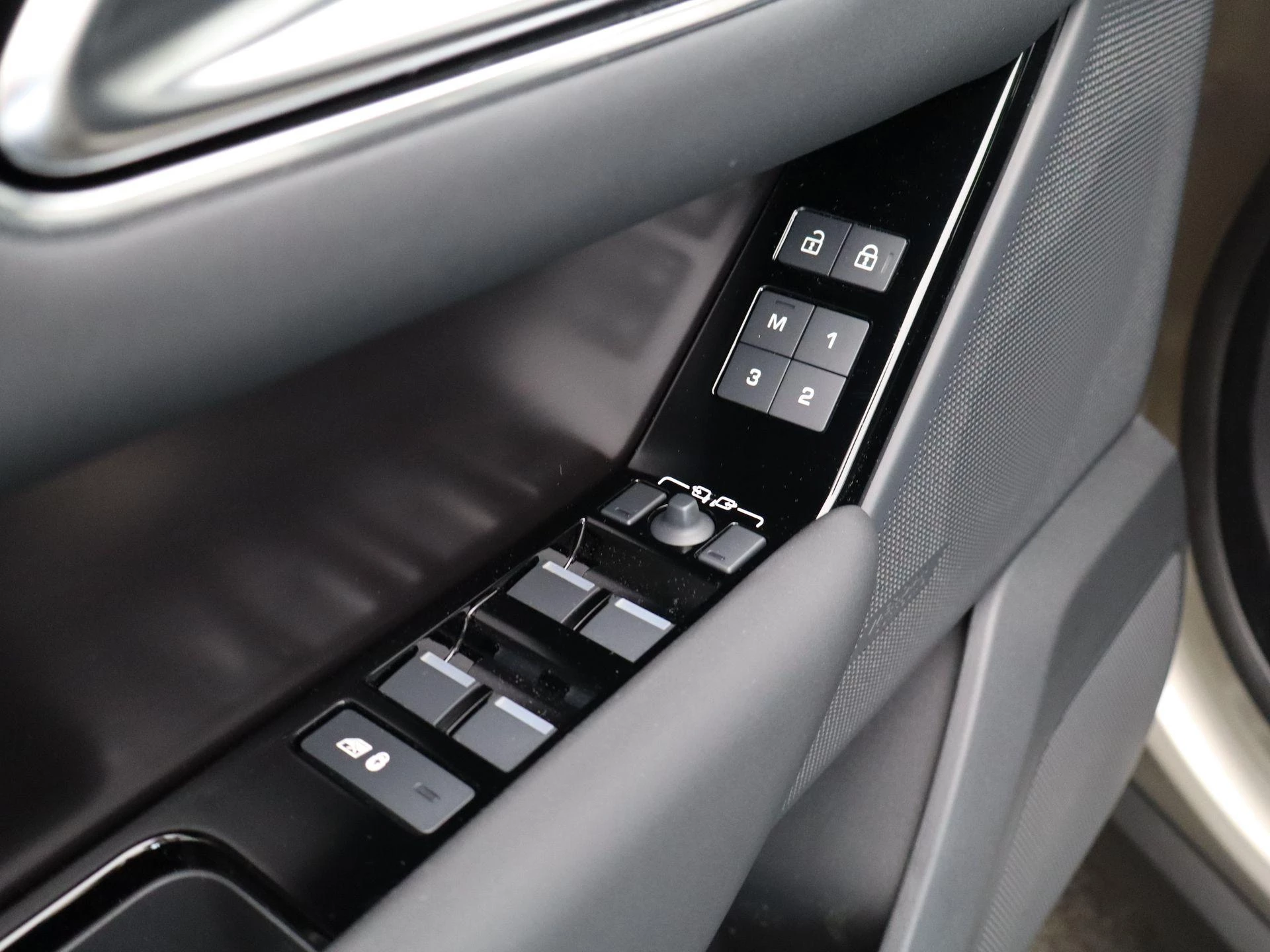 Land Rover Range Rover Velar 2.0 P400e AWD Belgravia Edition Satin PHEV