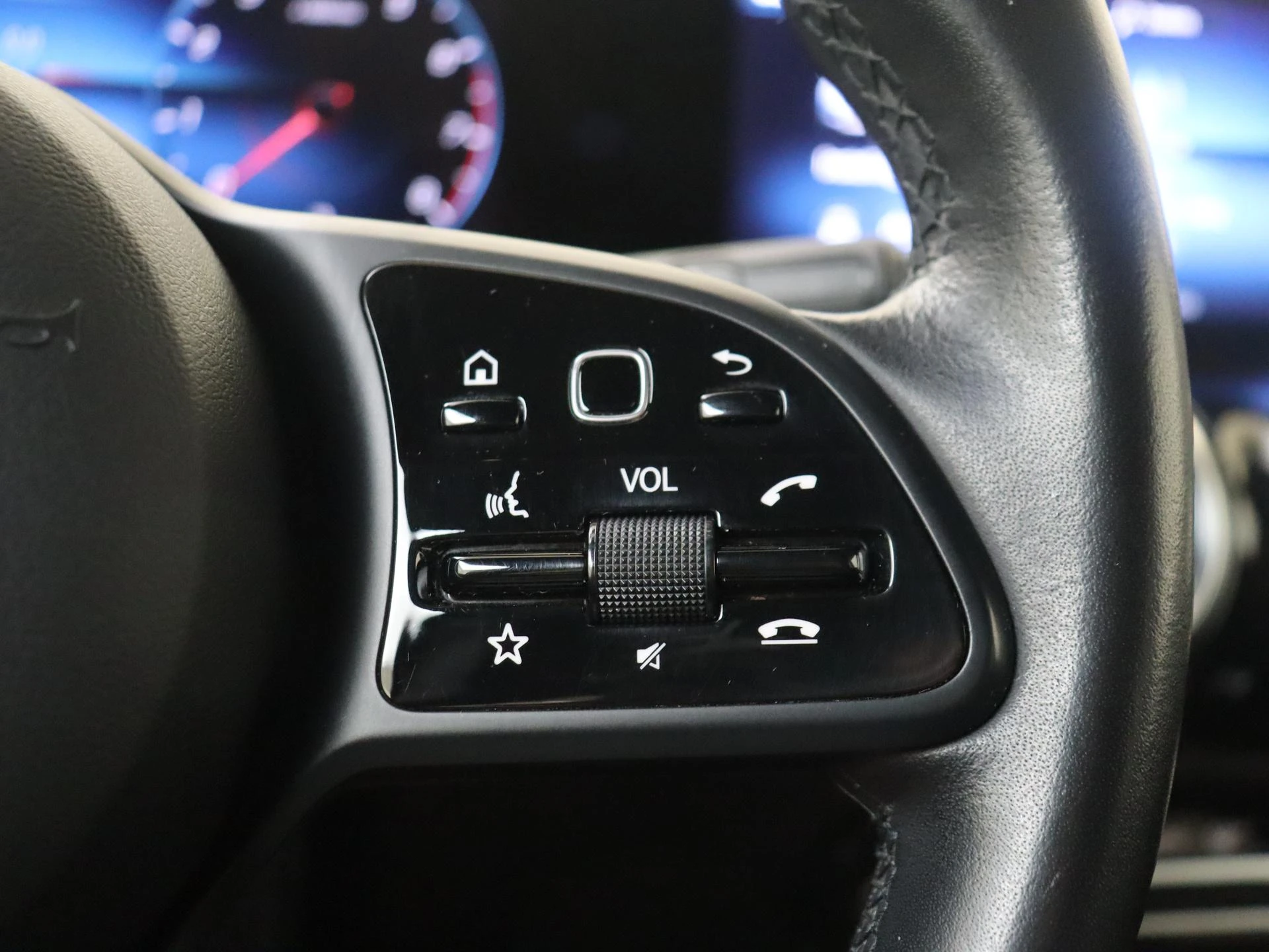 Mercedes-Benz-GLB-image-12