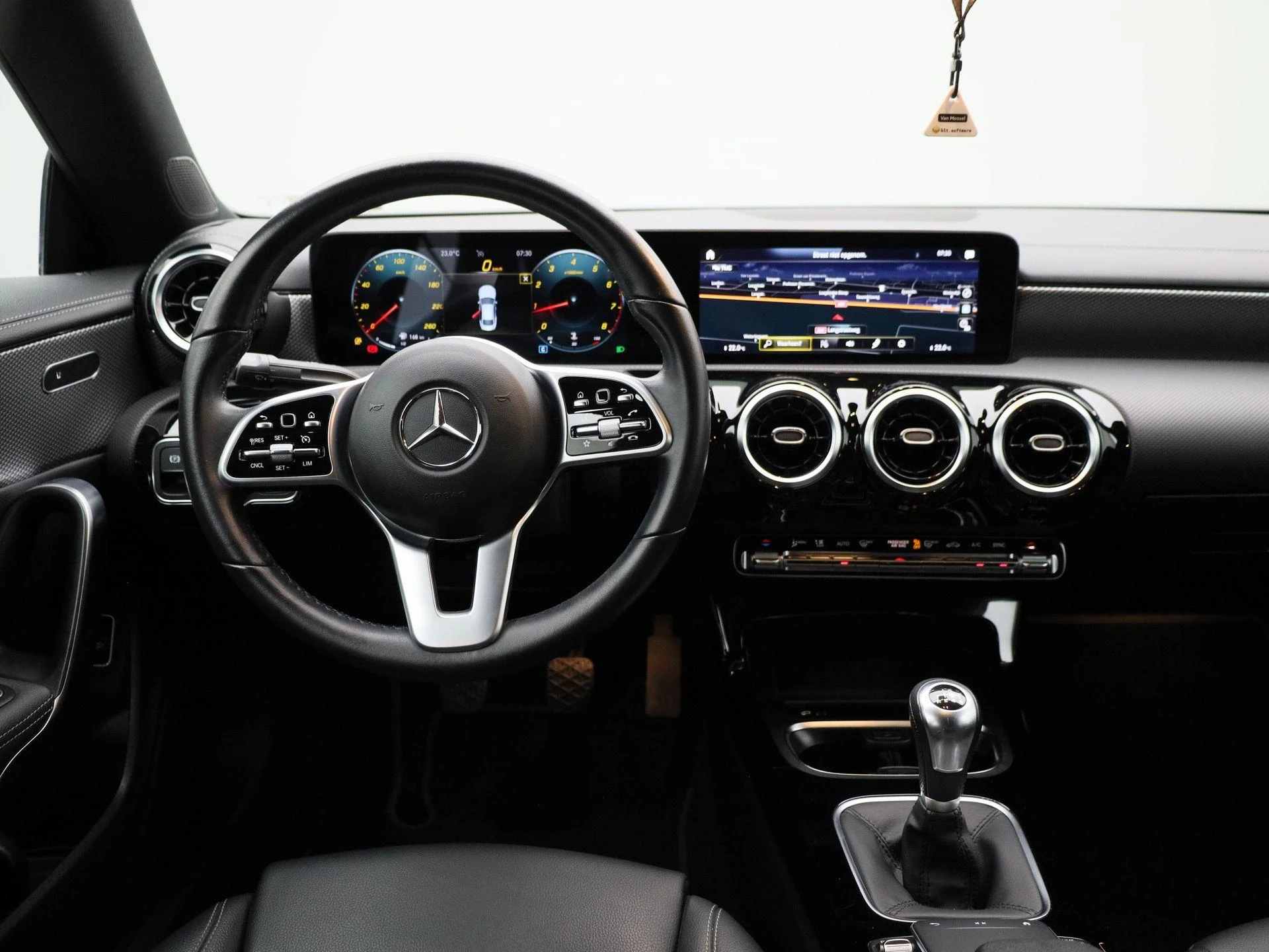 Mercedes-Benz-CLA-image-6