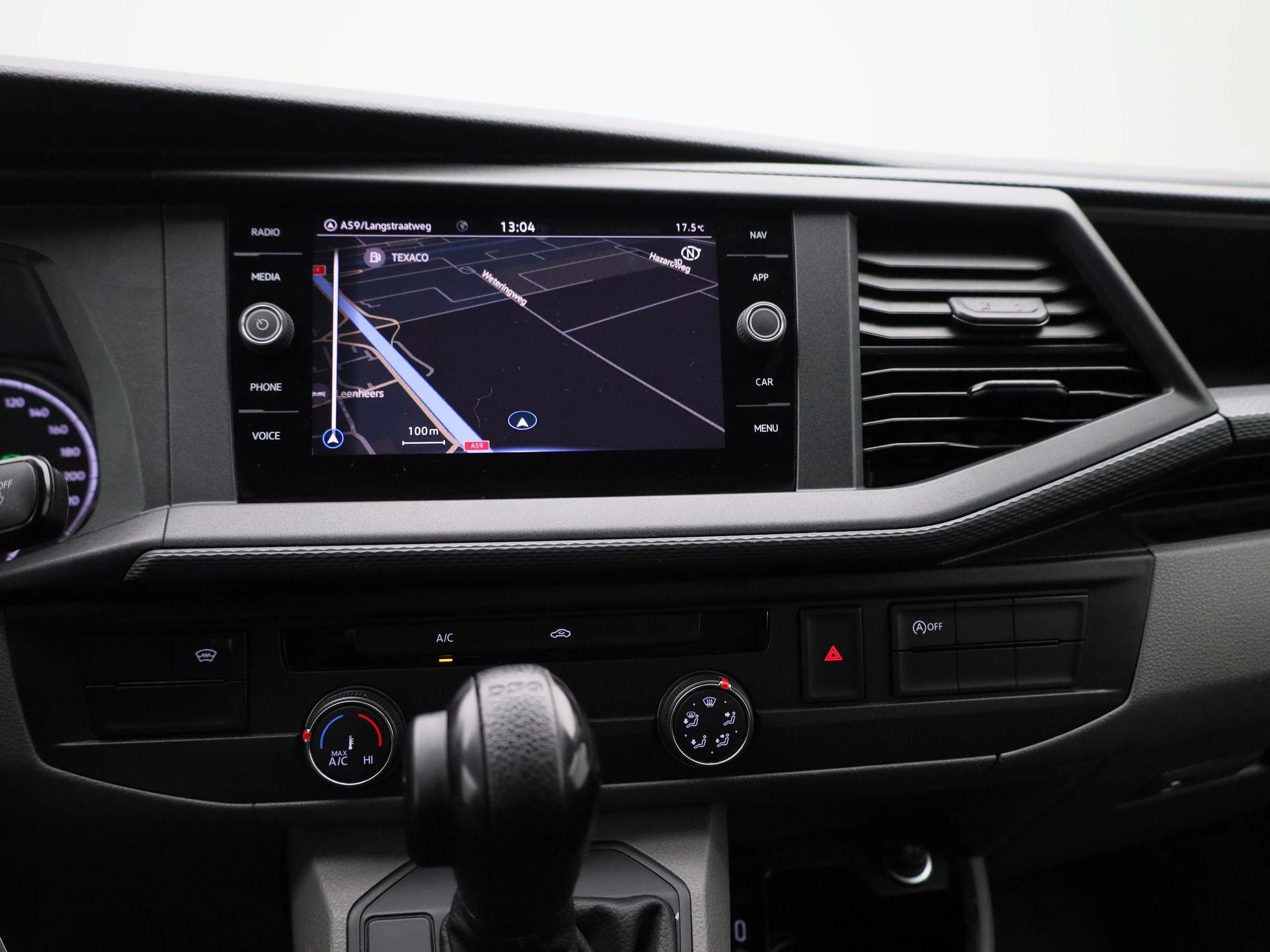 Volkswagen-Transporter-image-8