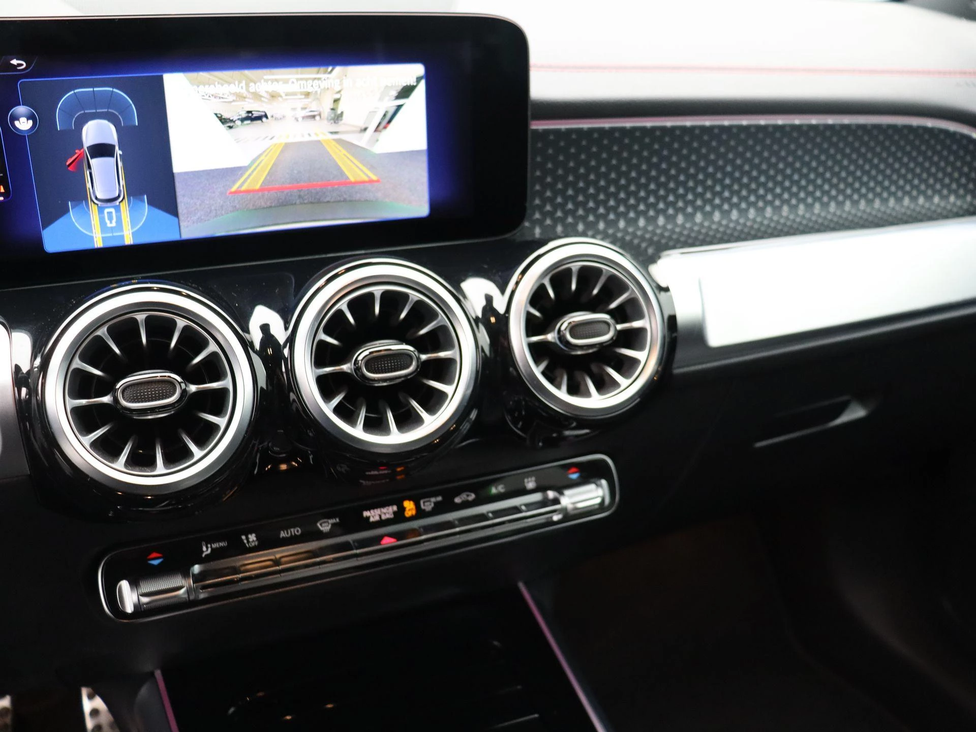 Mercedes-Benz-EQB-image-11