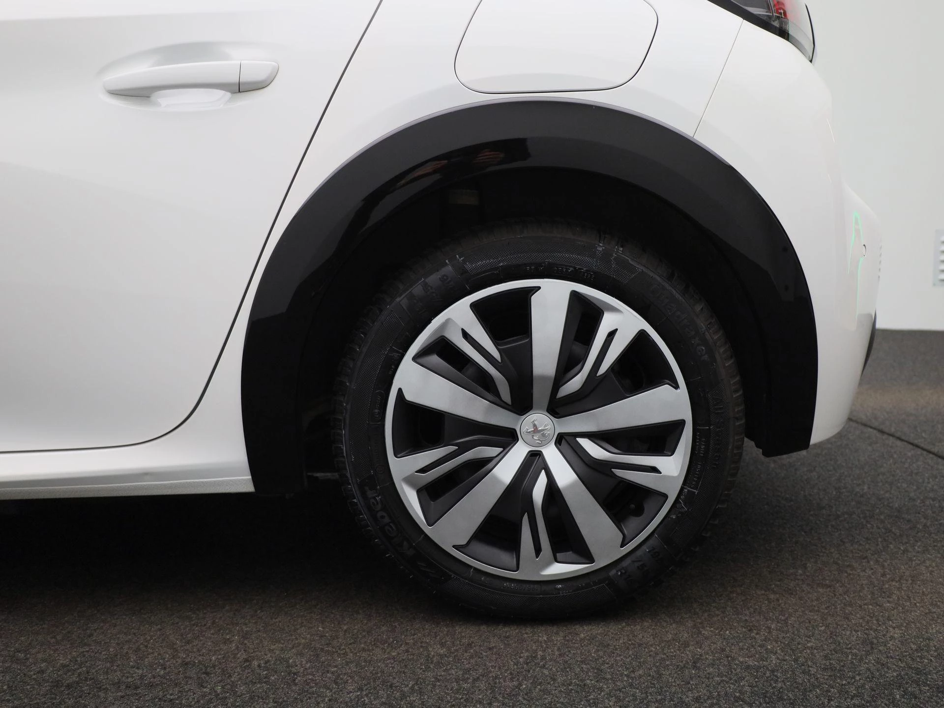 Peugeot-e-208-image-12