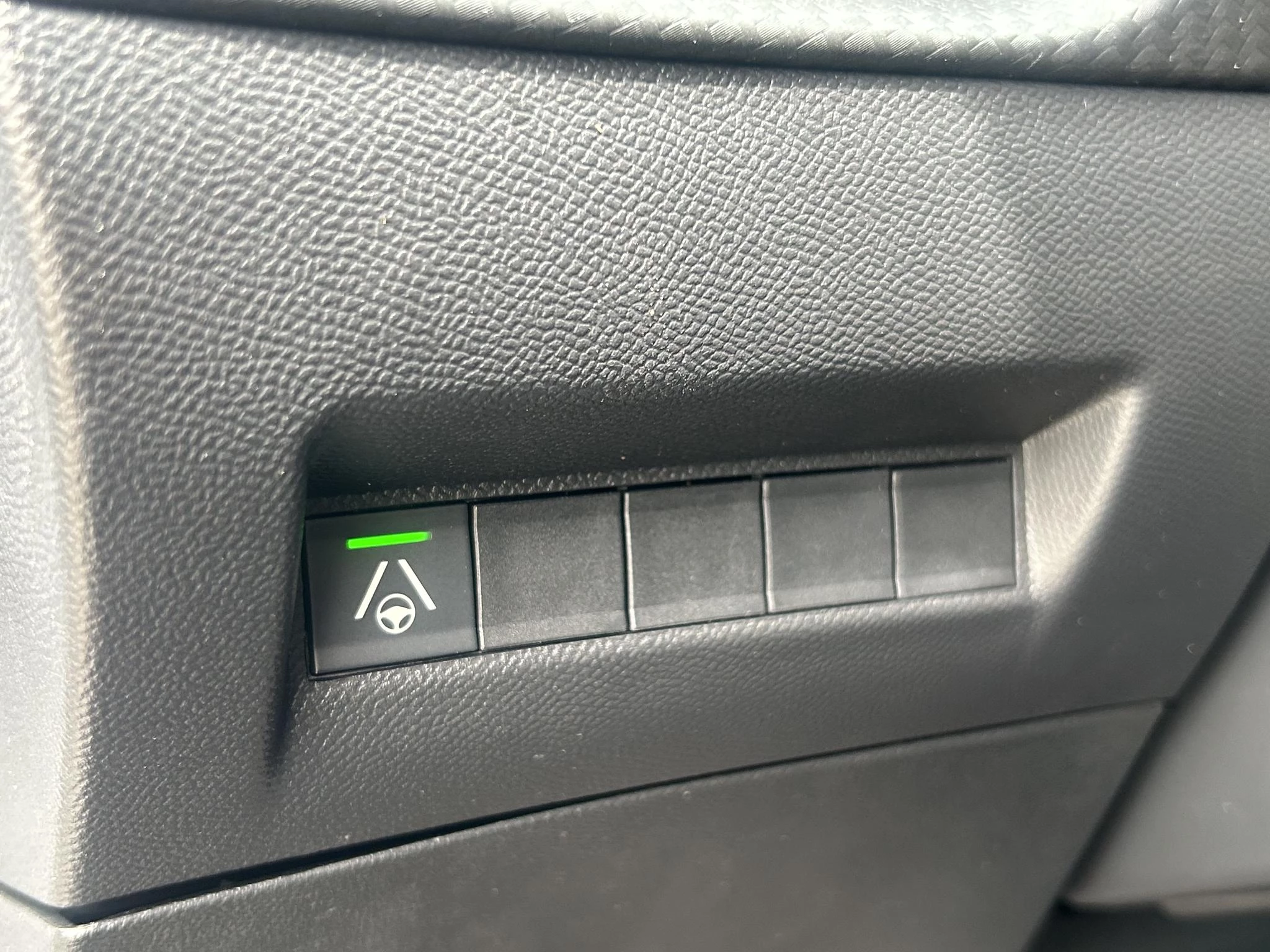 Peugeot-e-2008-image-18