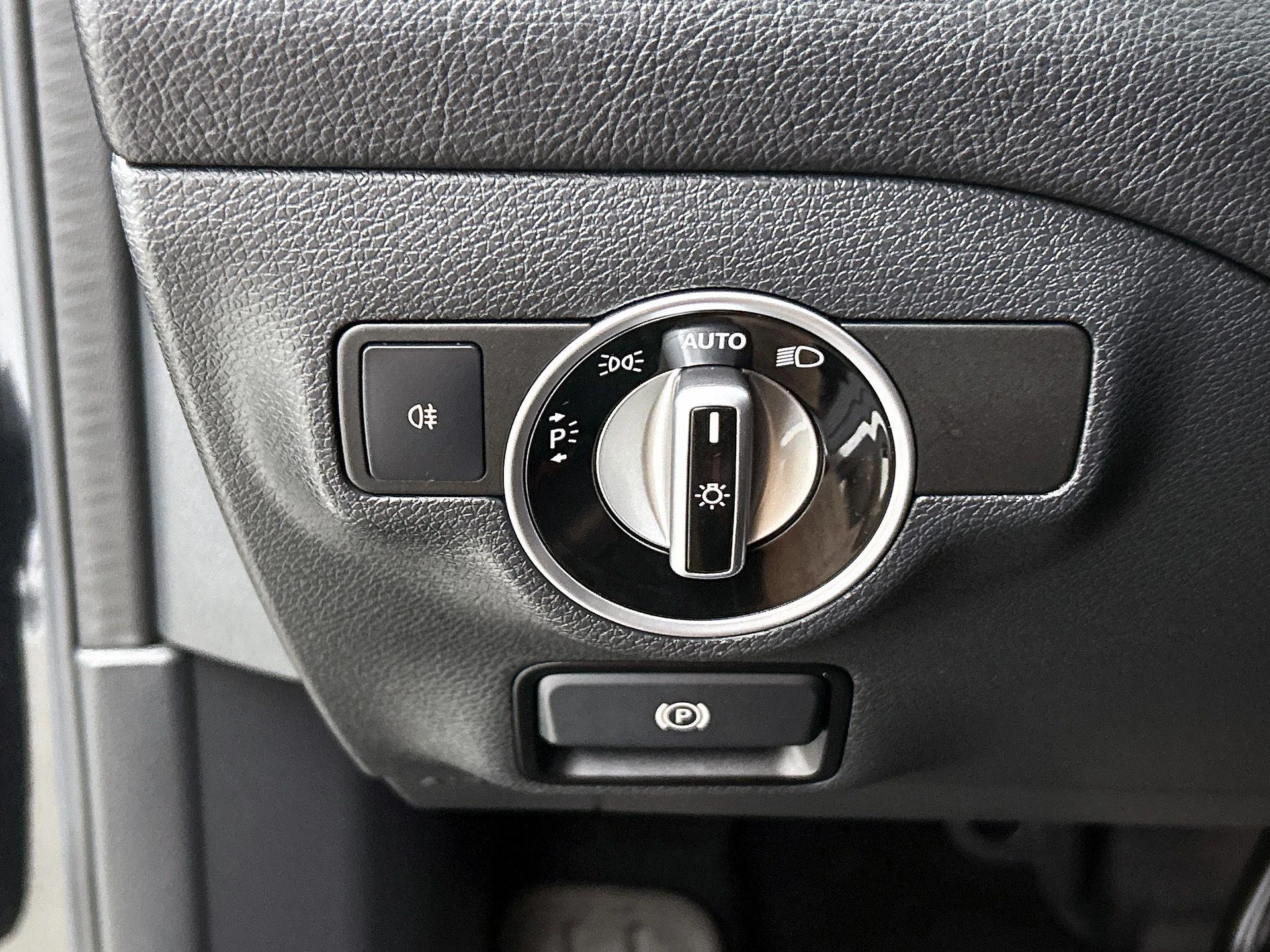 Mercedes-Benz-GLA-image-25