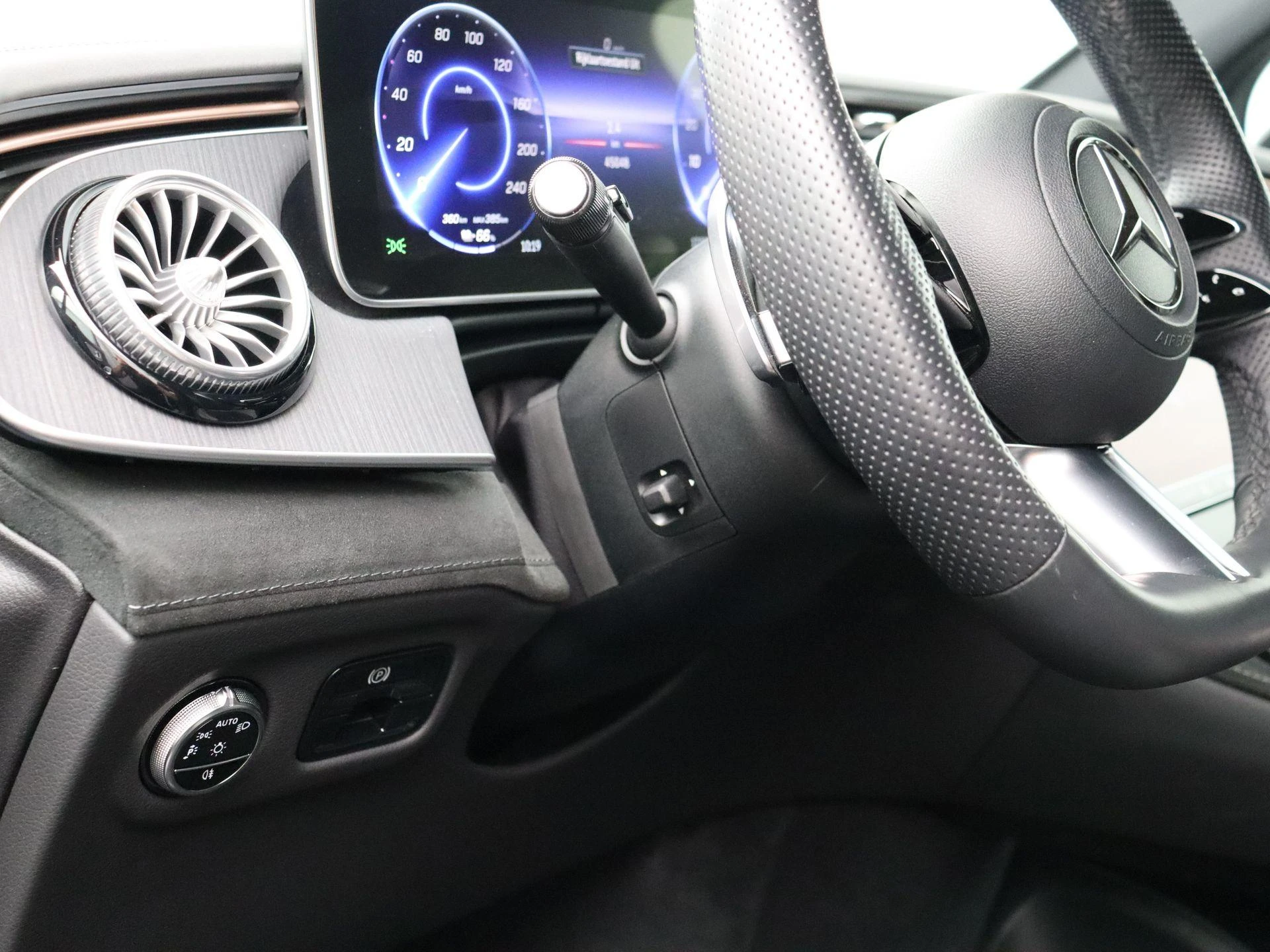 Mercedes-Benz-EQE-image-11