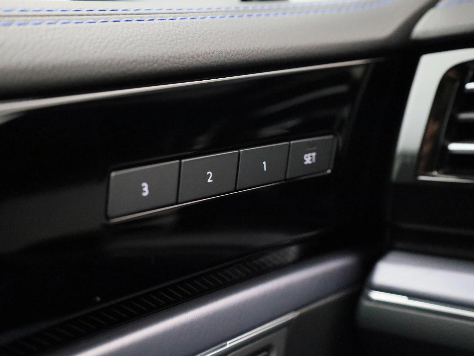 Volkswagen-Touareg-image-32