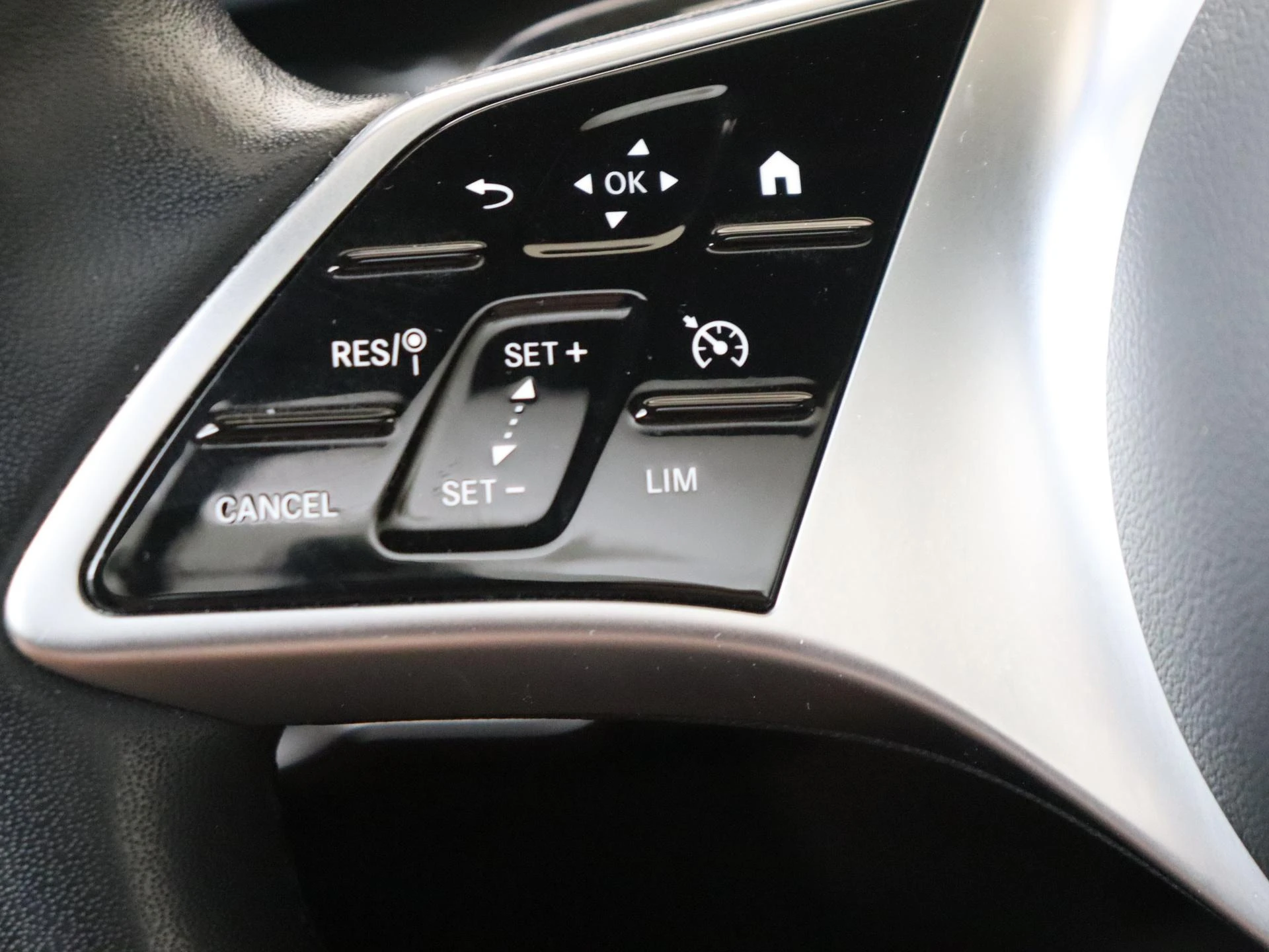Mercedes-Benz-A-Klasse-image-12