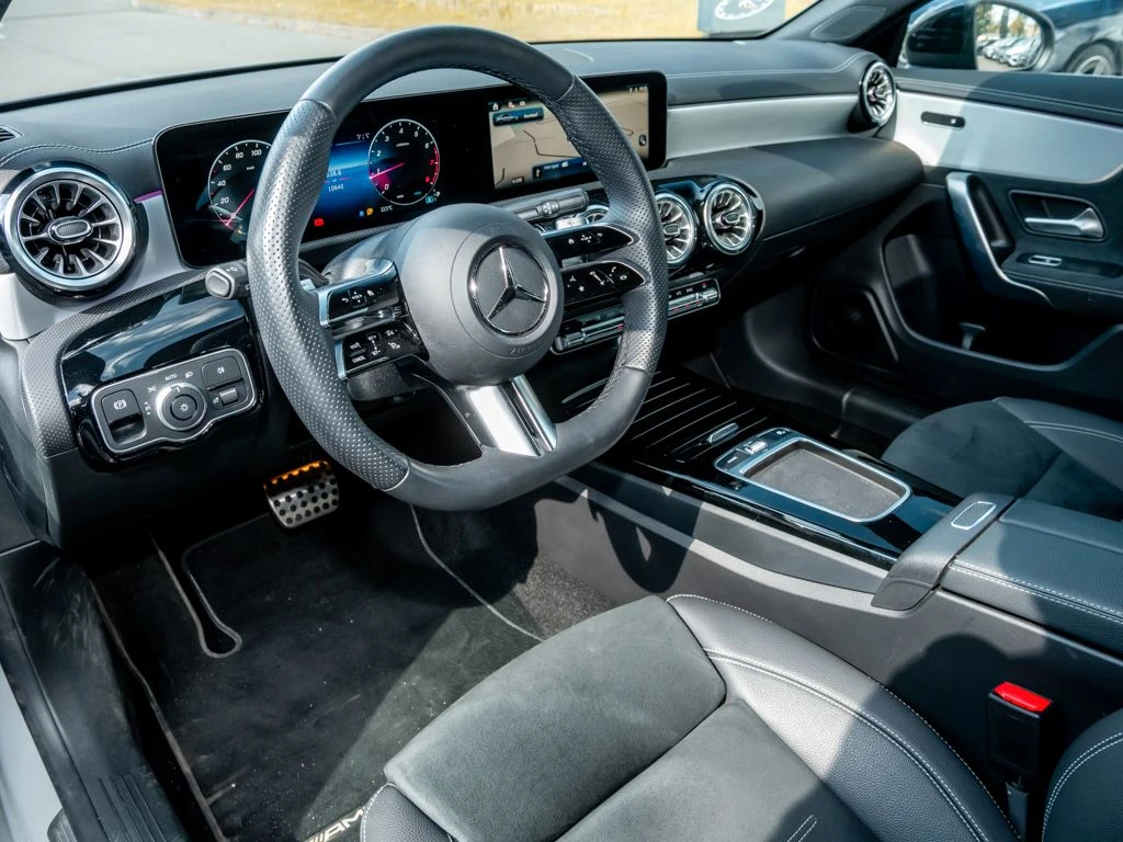 Mercedes-Benz-CLA 200-image-8