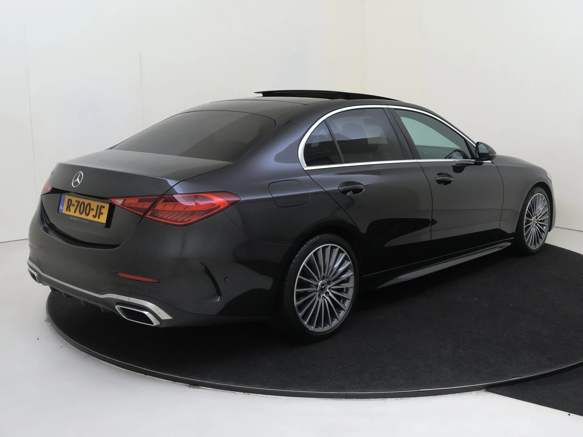 Mercedes-Benz-C-Klasse-image-3