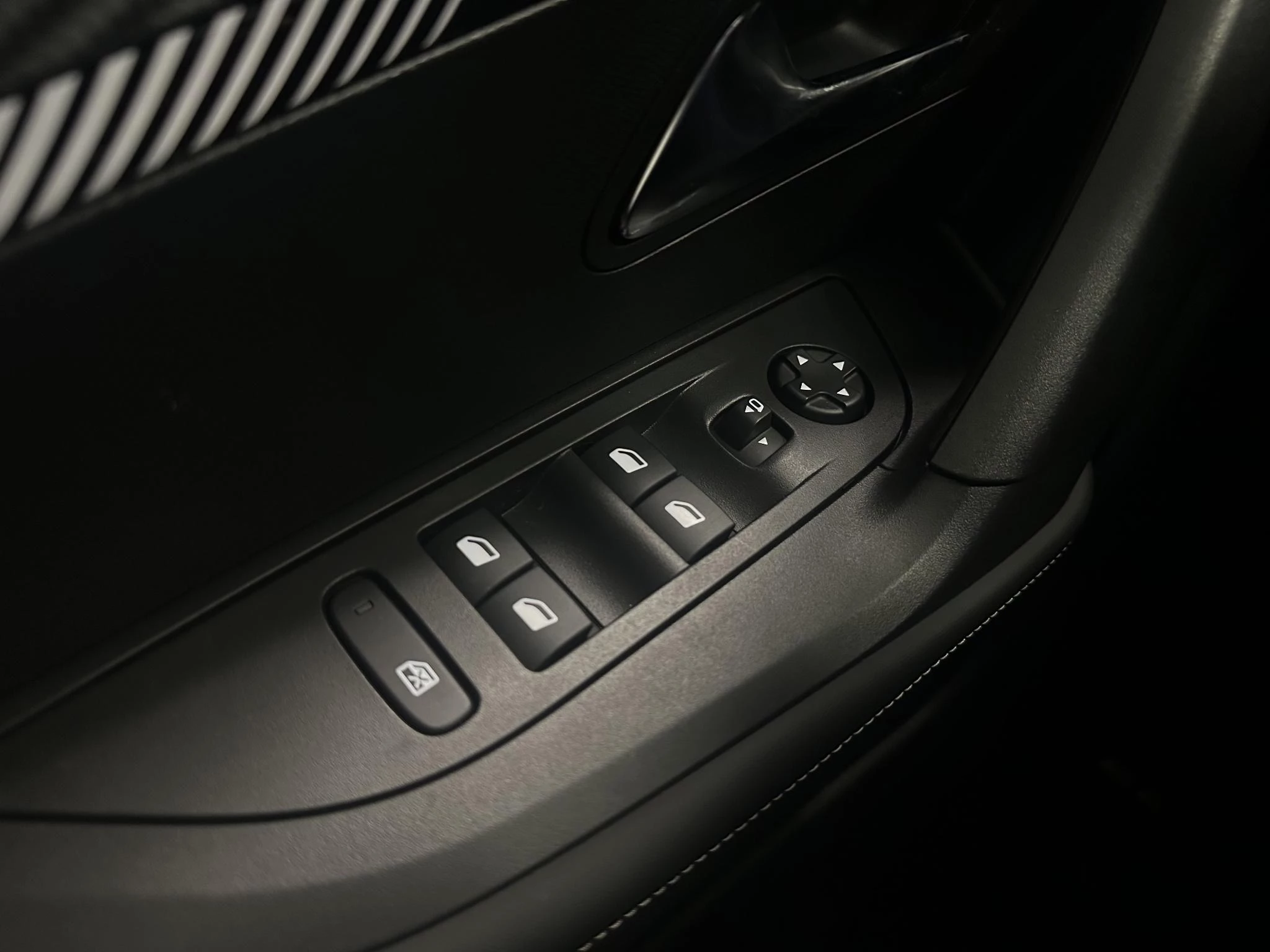 Peugeot-e-2008-image-14