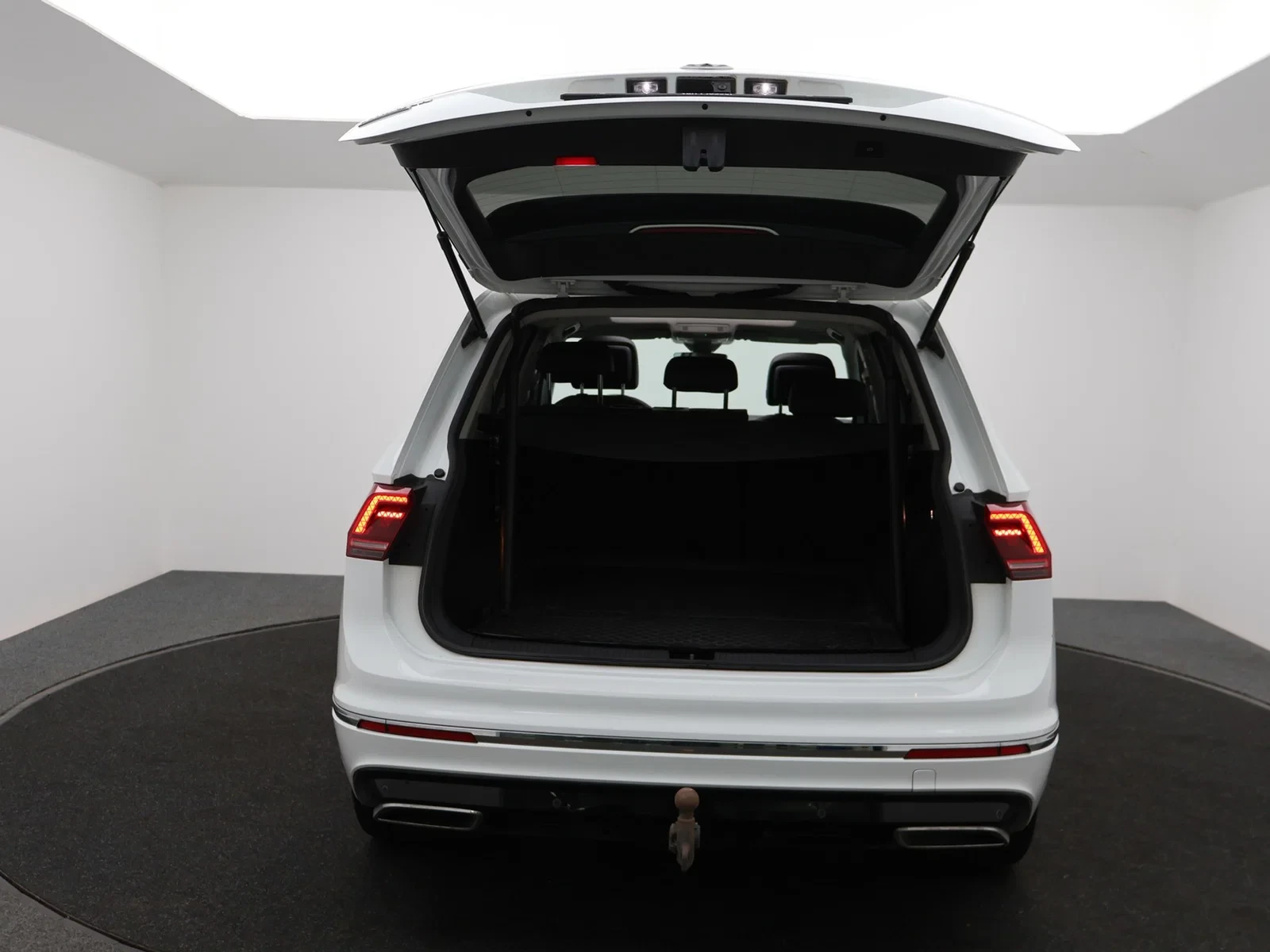Volkswagen Tiguan Allspace Tiguan R-Line AllSpace Platinum 1.5TSI 150PK *AUTOMAAT*PANODAK*TREKHAAK*360° CAMERA*LEDER*ACC*APP-CONNECT*