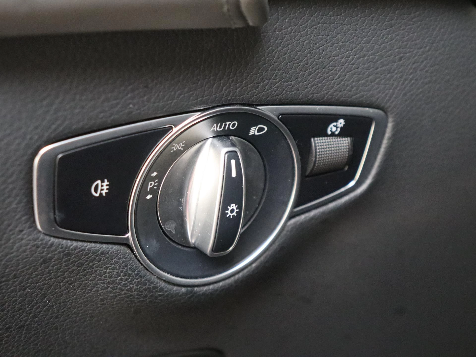 Mercedes-Benz-EQC-image-27