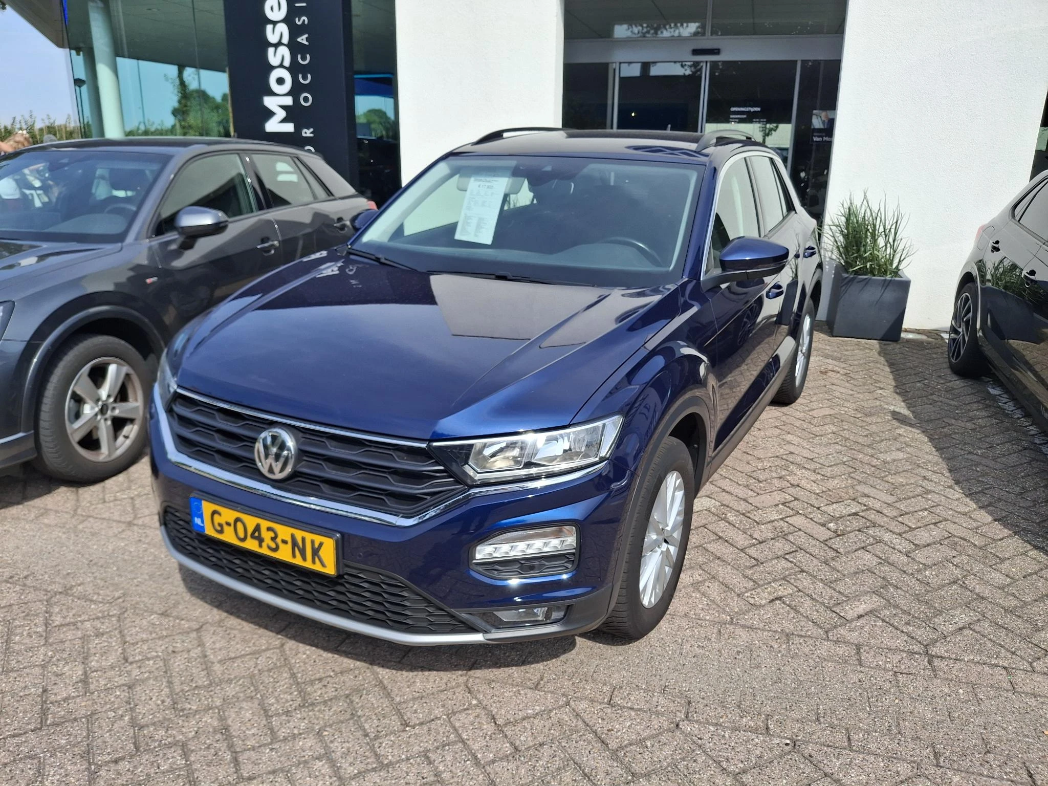 Volkswagen-T-Roc-image-2