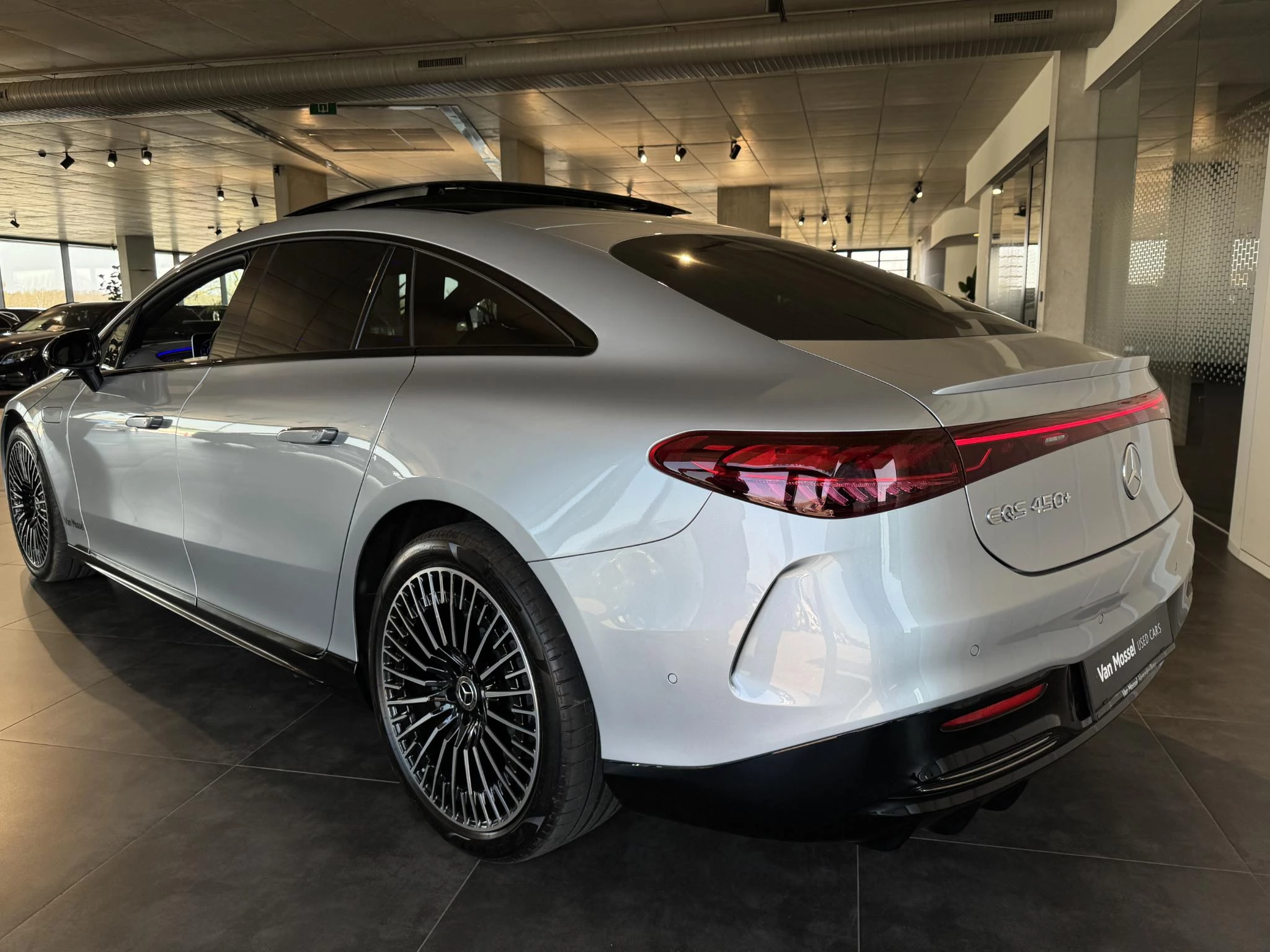 Mercedes-Benz-EQS-image-2