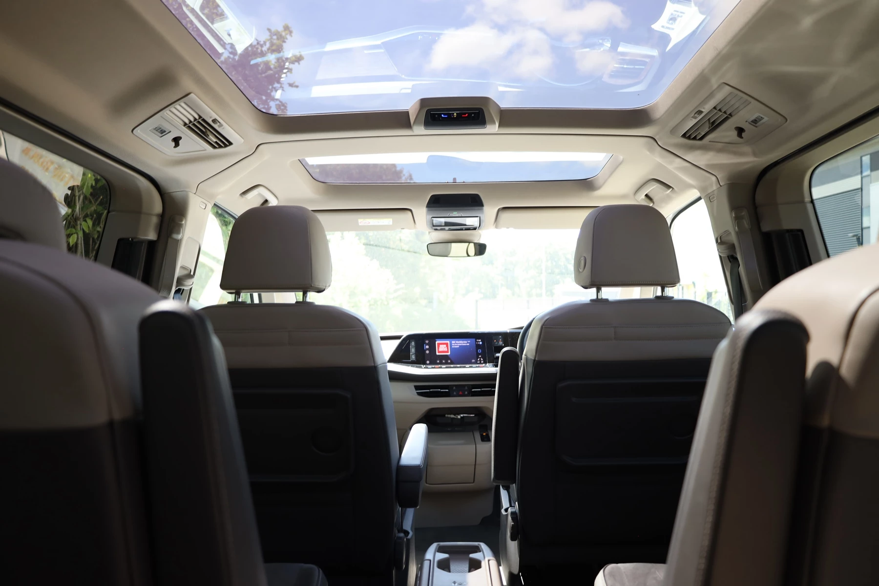 Volkswagen-Multivan-image-27
