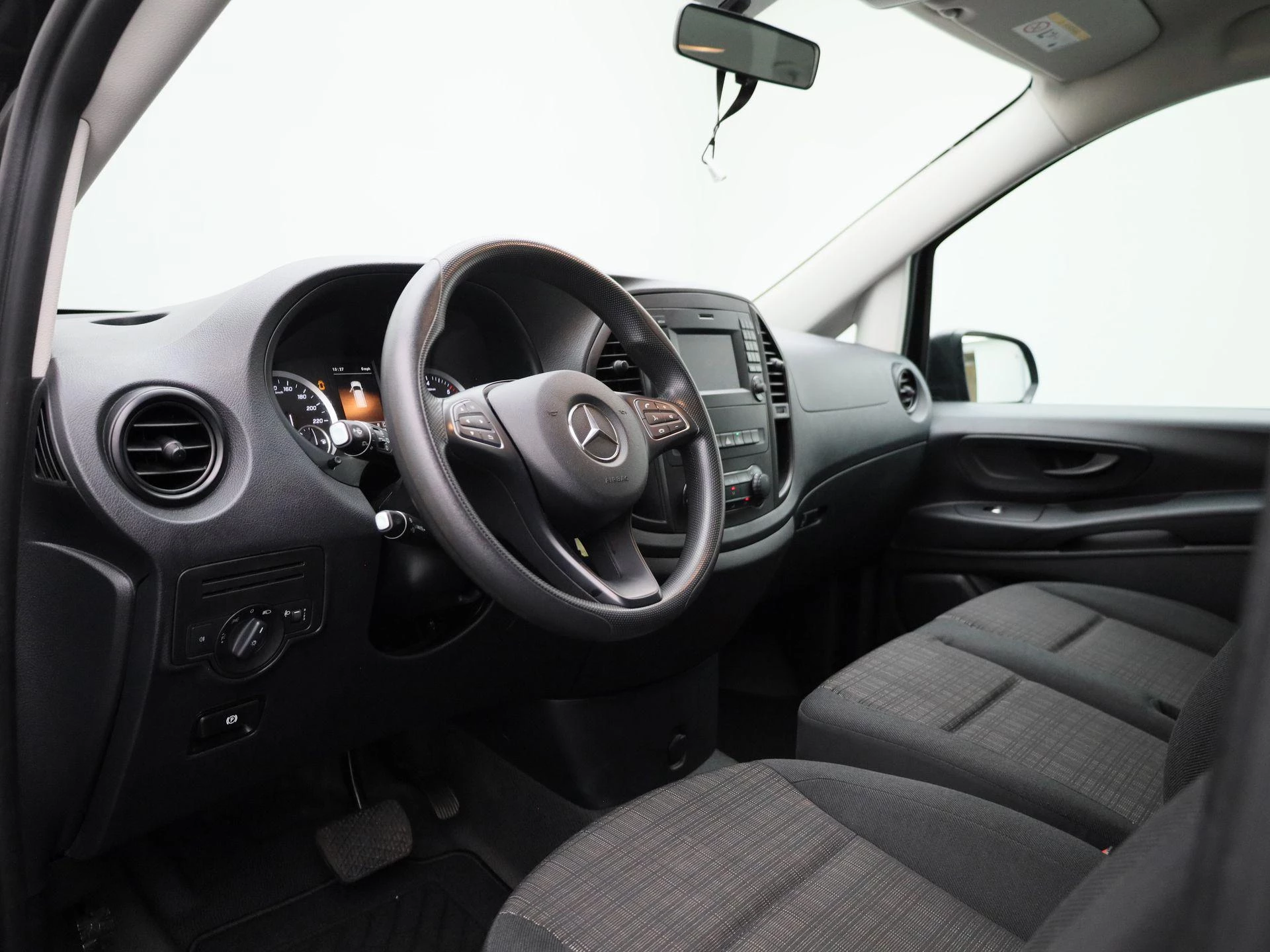 Mercedes-Benz-Vito-image-31