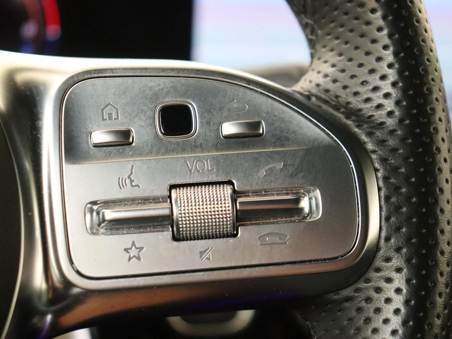Mercedes-Benz-GLA-image-12