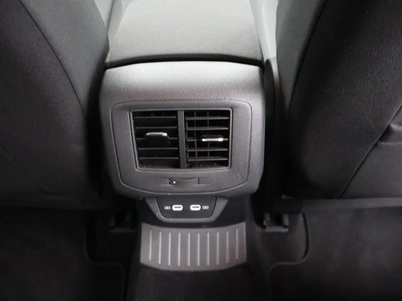 Volkswagen T-Roc T-Roc Life Business 1.0TSI 110PK *VIRTUAL COCKPIT*CAMERA*ACC*PDC*APP-CONNECT*ZETELVERWARMING*AIRCO*...*