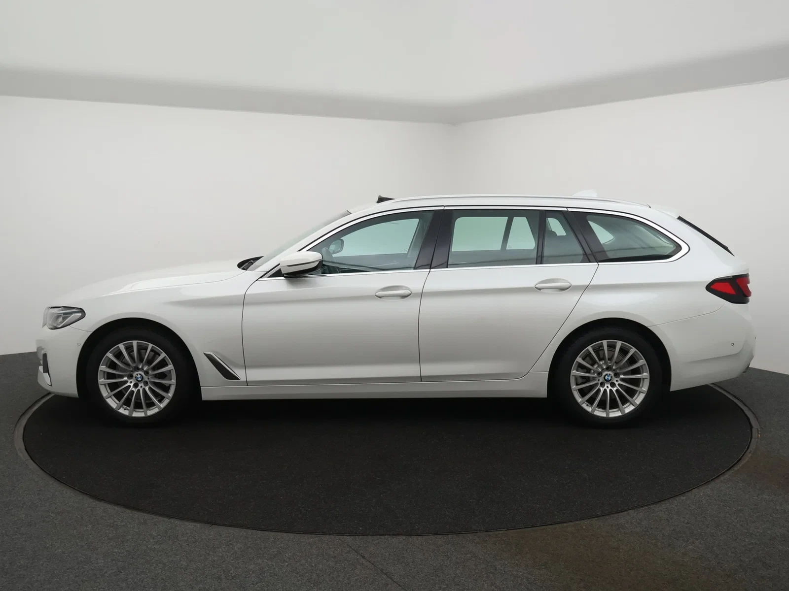 BMW Série 5 SW (G31LCI) Touring 520iA 184PK *AUTOMAAT*PANO DAK*LEDER*SFEERVERLICHTING*NAVI*BLTH*CRUISE*APP CONNECT*FULL LED*...